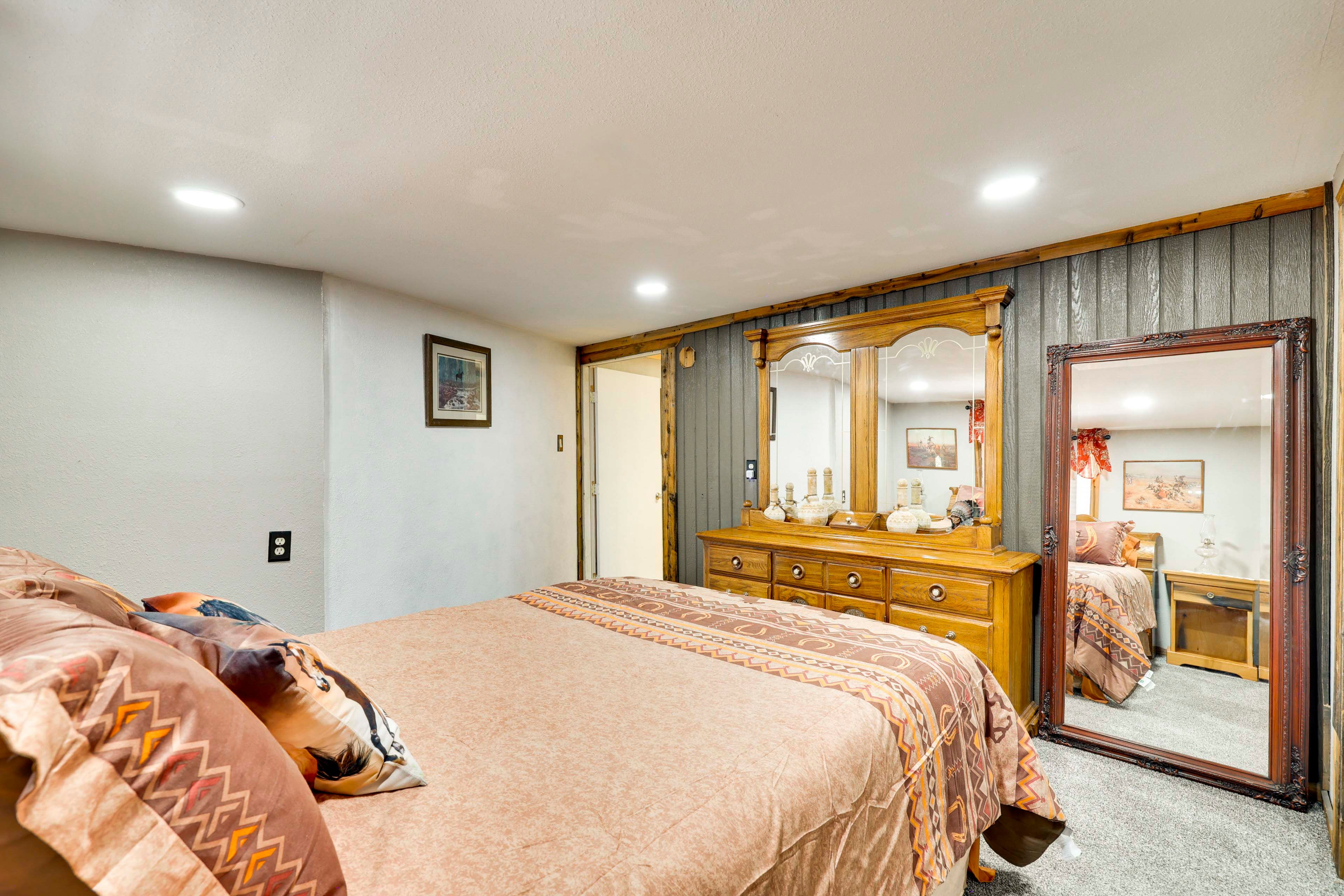 Bedroom 1 | Queen Bed