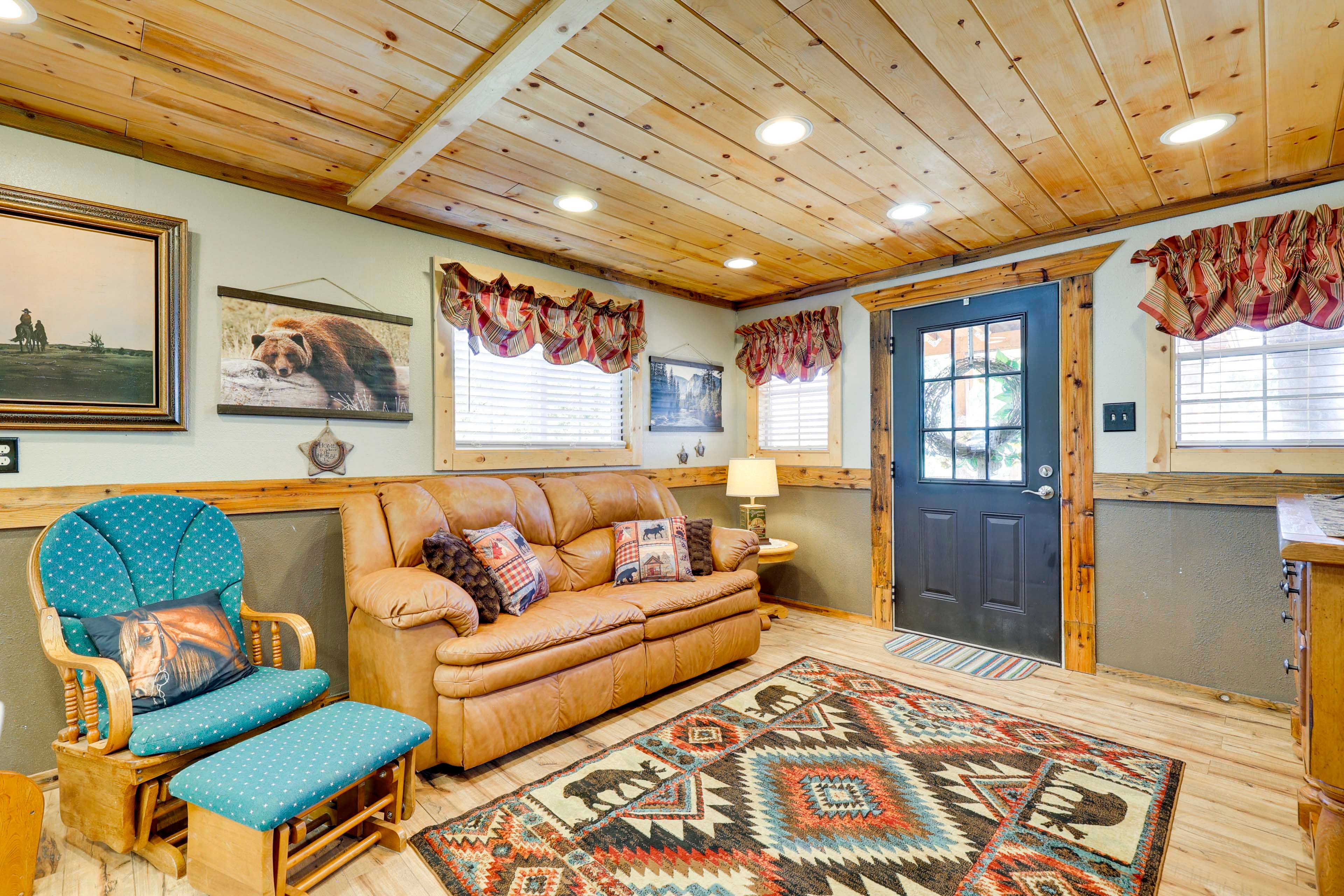 Living Room | Split-Level A/C & Heating | Smart TV | Free WiFi