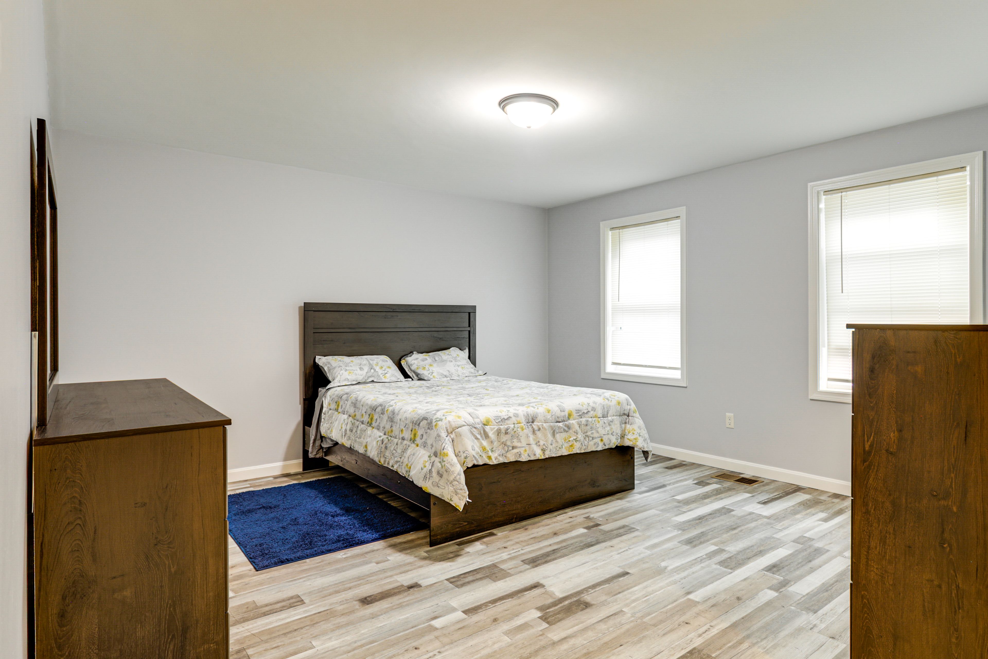 Bedroom 1 | Queen Bed