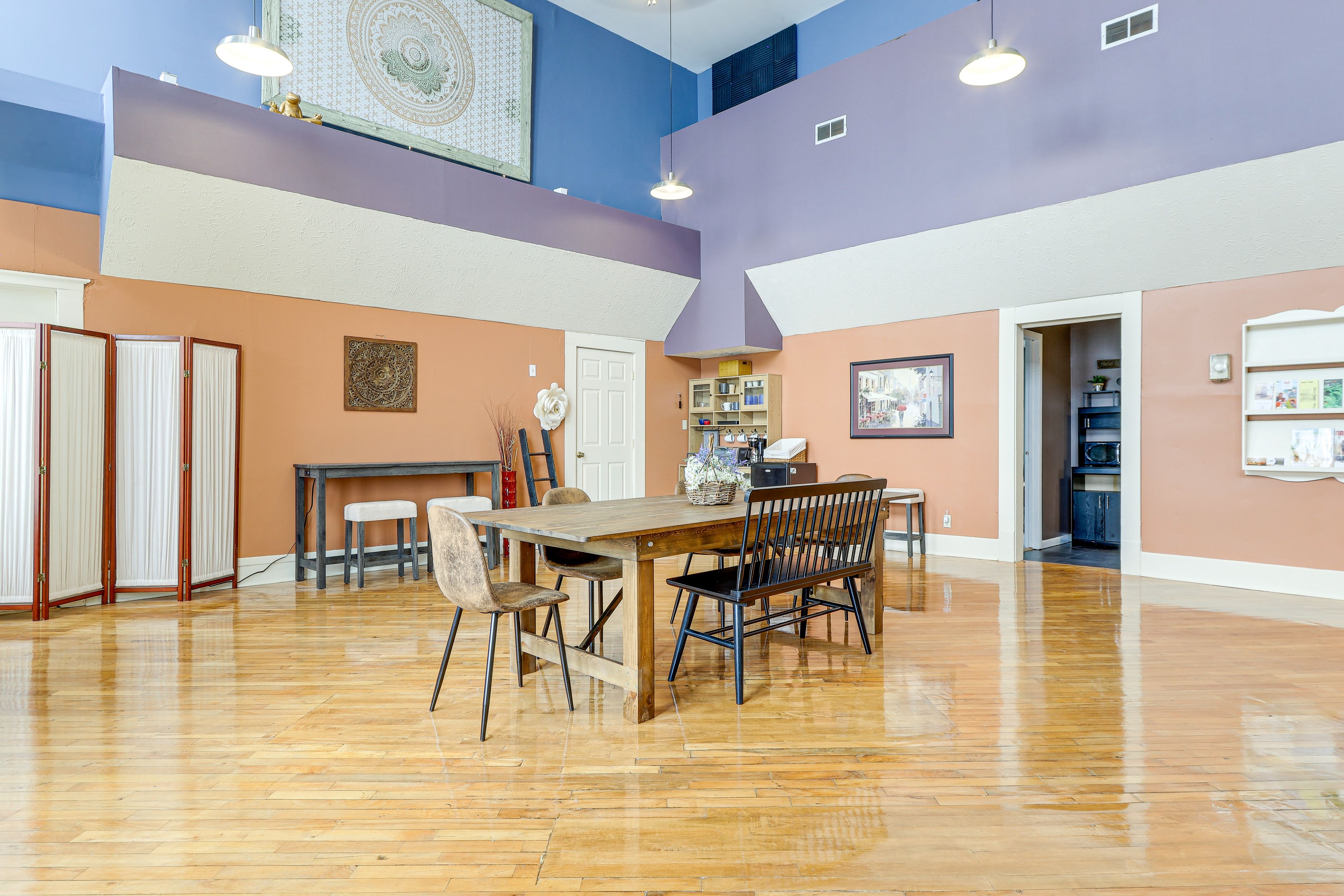 Dining Area | Dishware/Flatware Provided