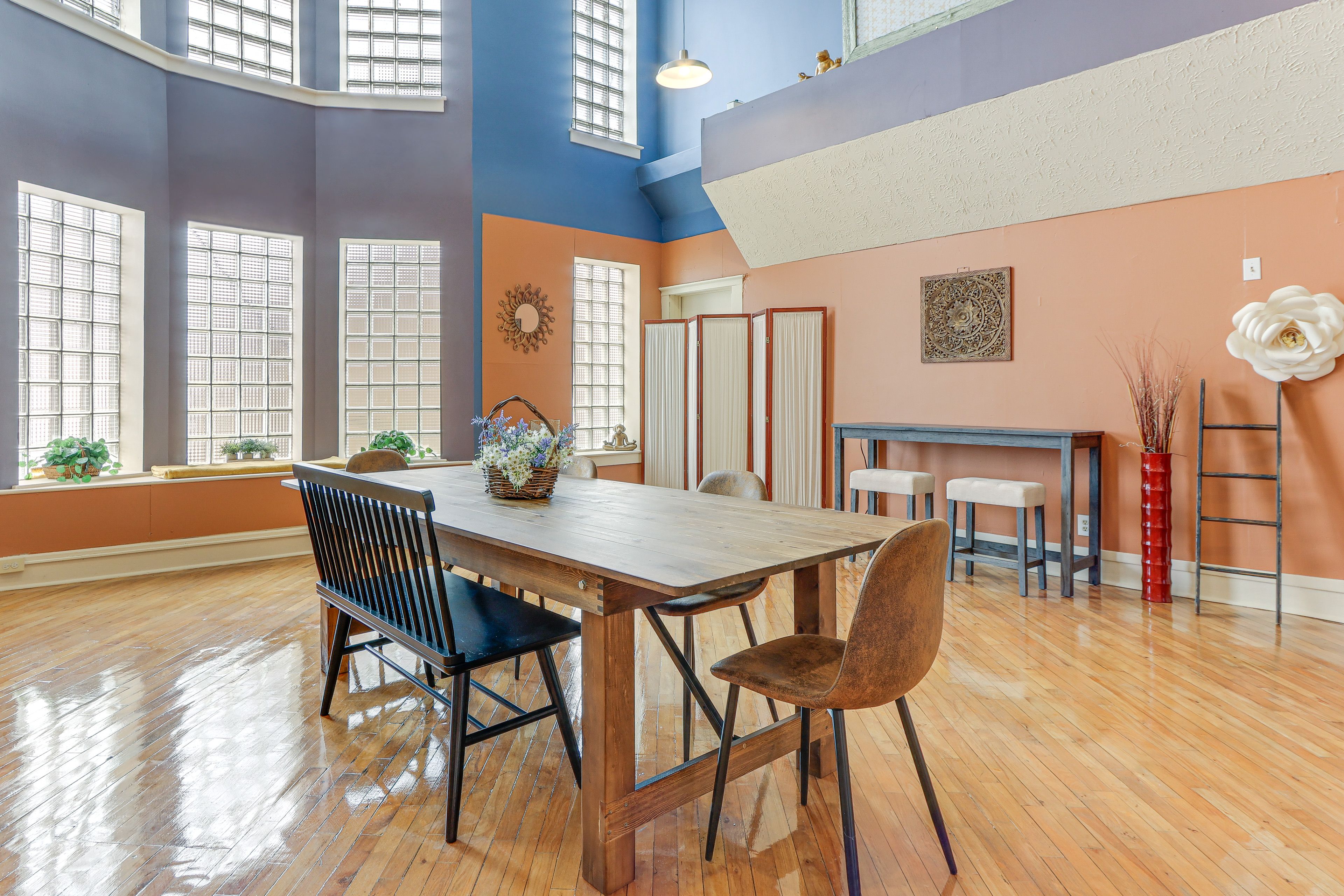 Dining Area | Free WiFi | Central Air Conditioning/Heat