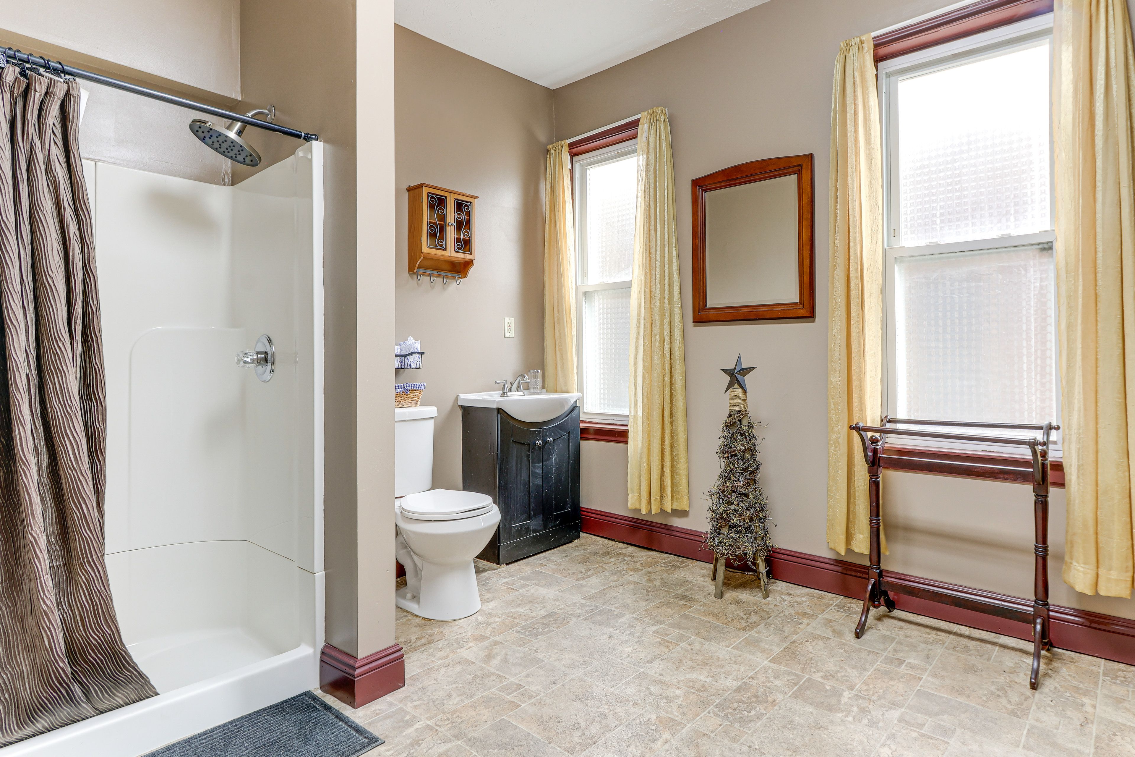 Full Bathroom | Towels Provided