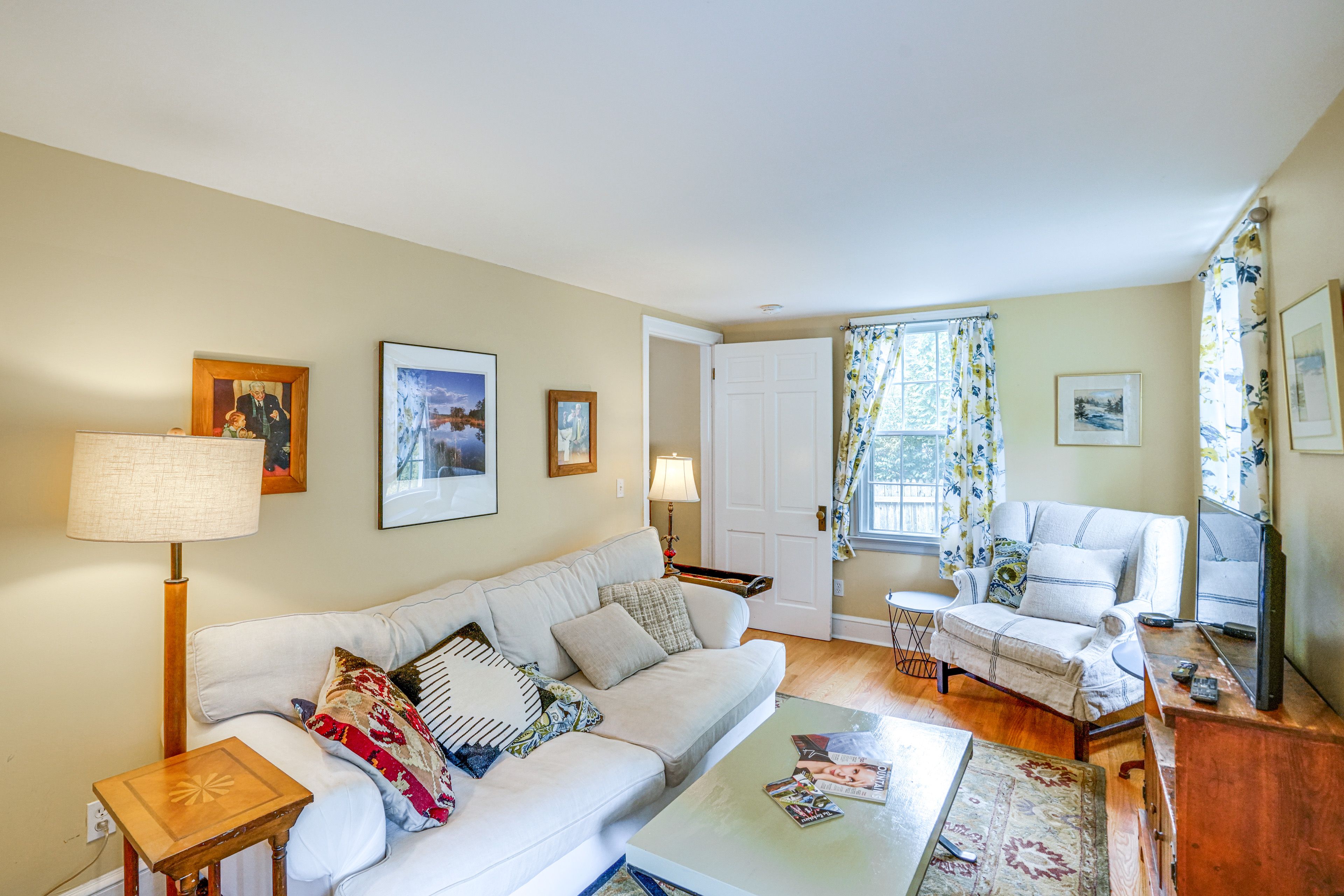 Living Room | Free WiFi | Smart TV | Central A/C