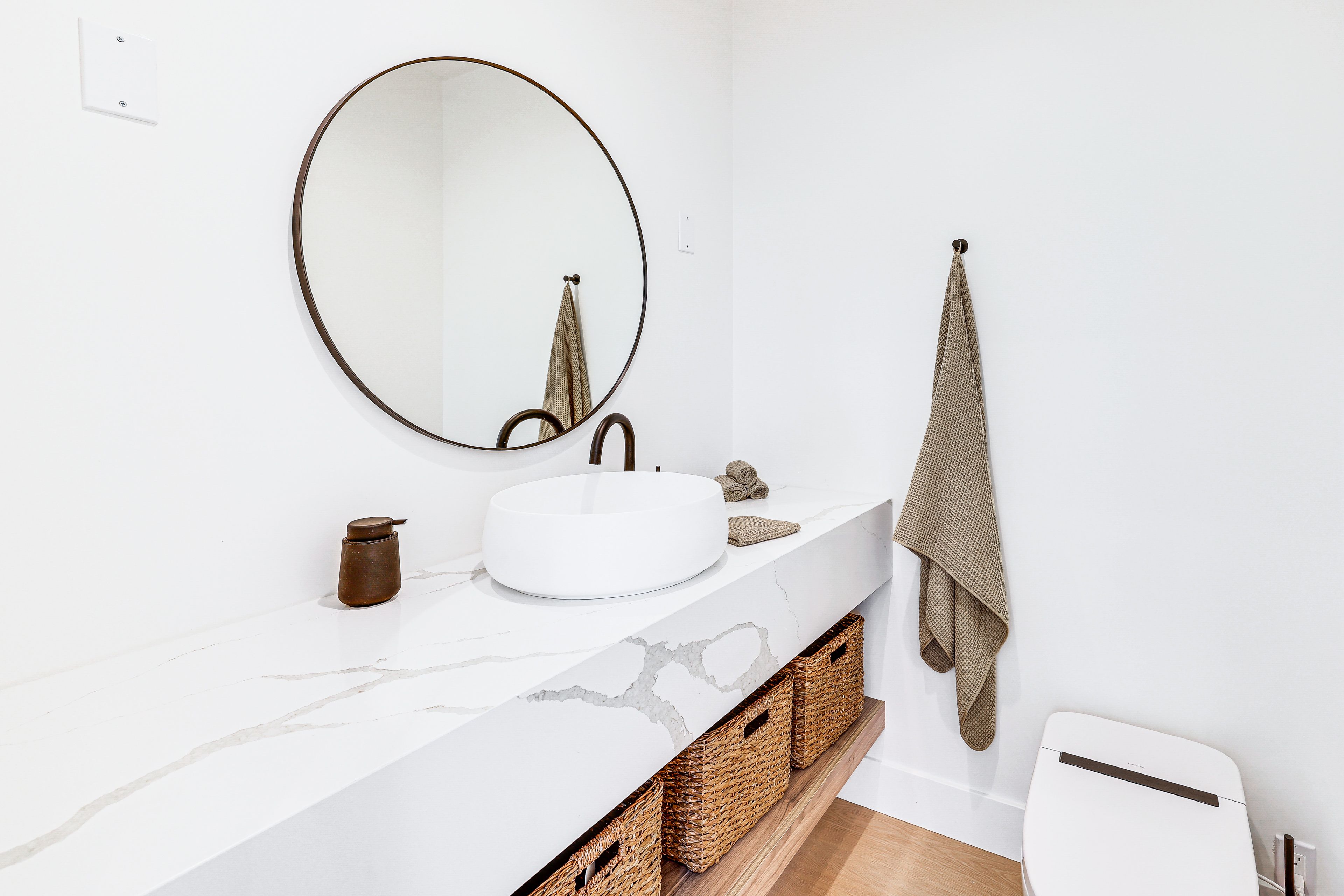 Half Bathroom | 1st Floor | Towels Provided