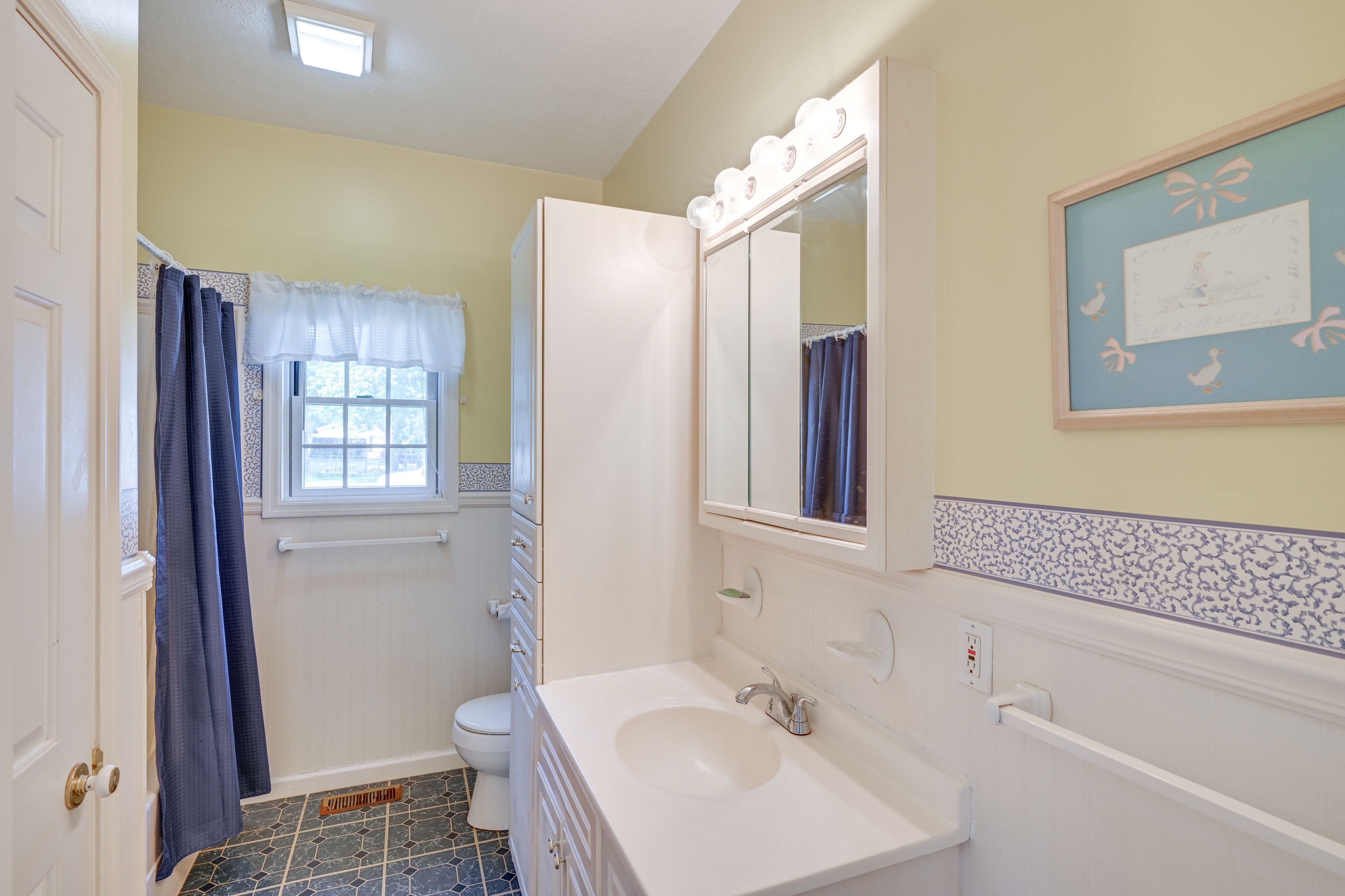 Full Bathroom | 1st Floor