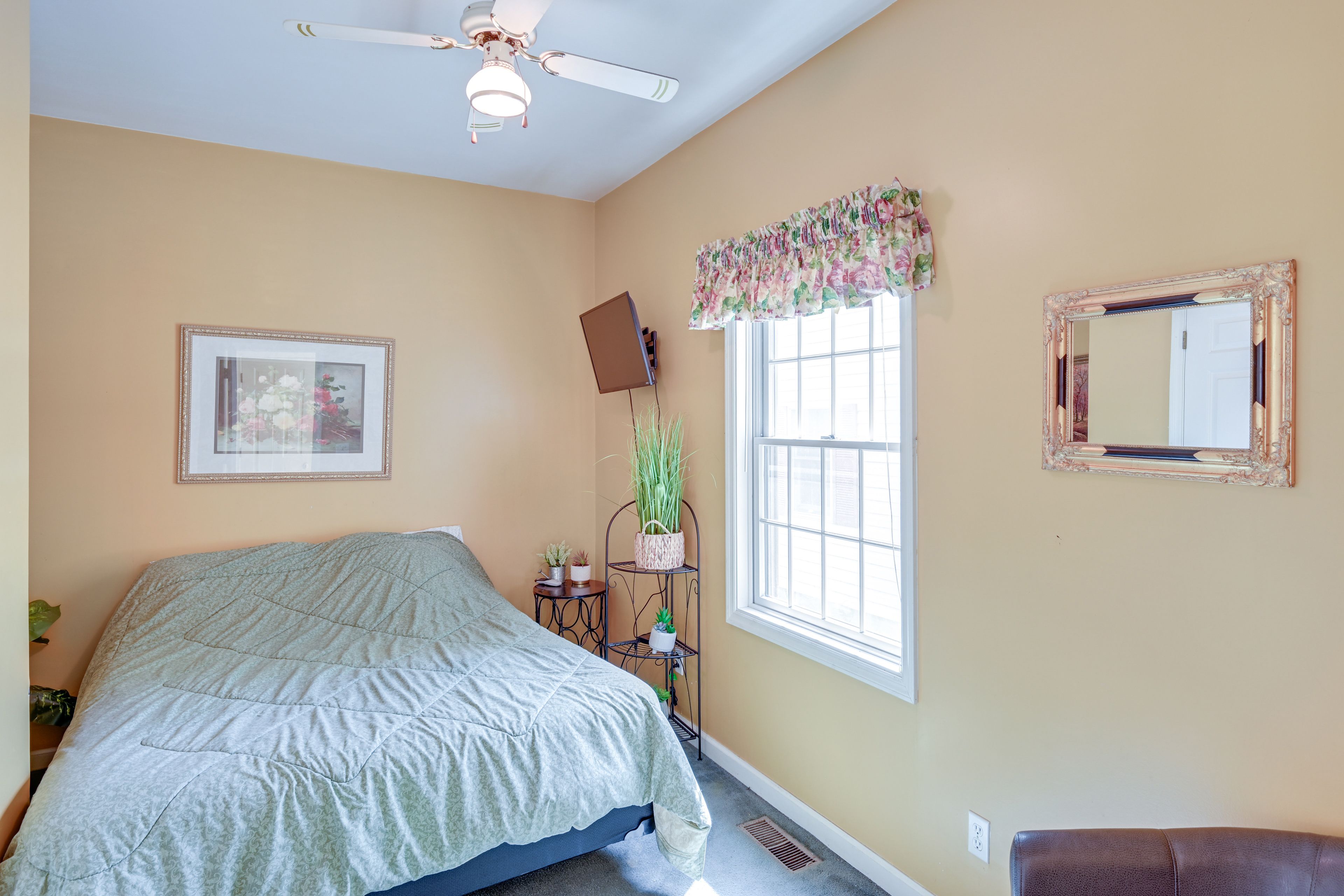 Bedroom 1 | Queen Bed | 1st Floor