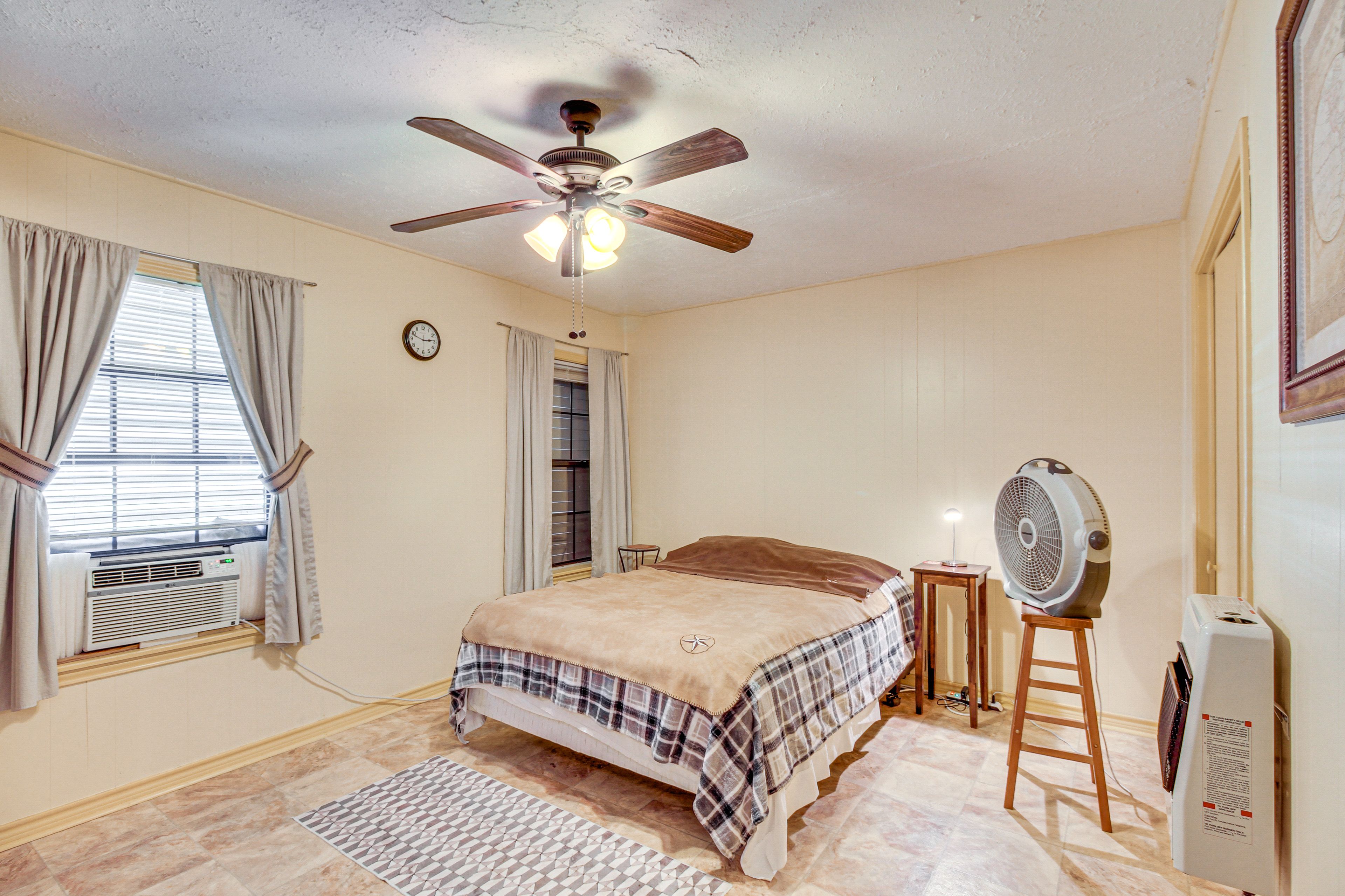 Bedroom 1 | Queen Bed