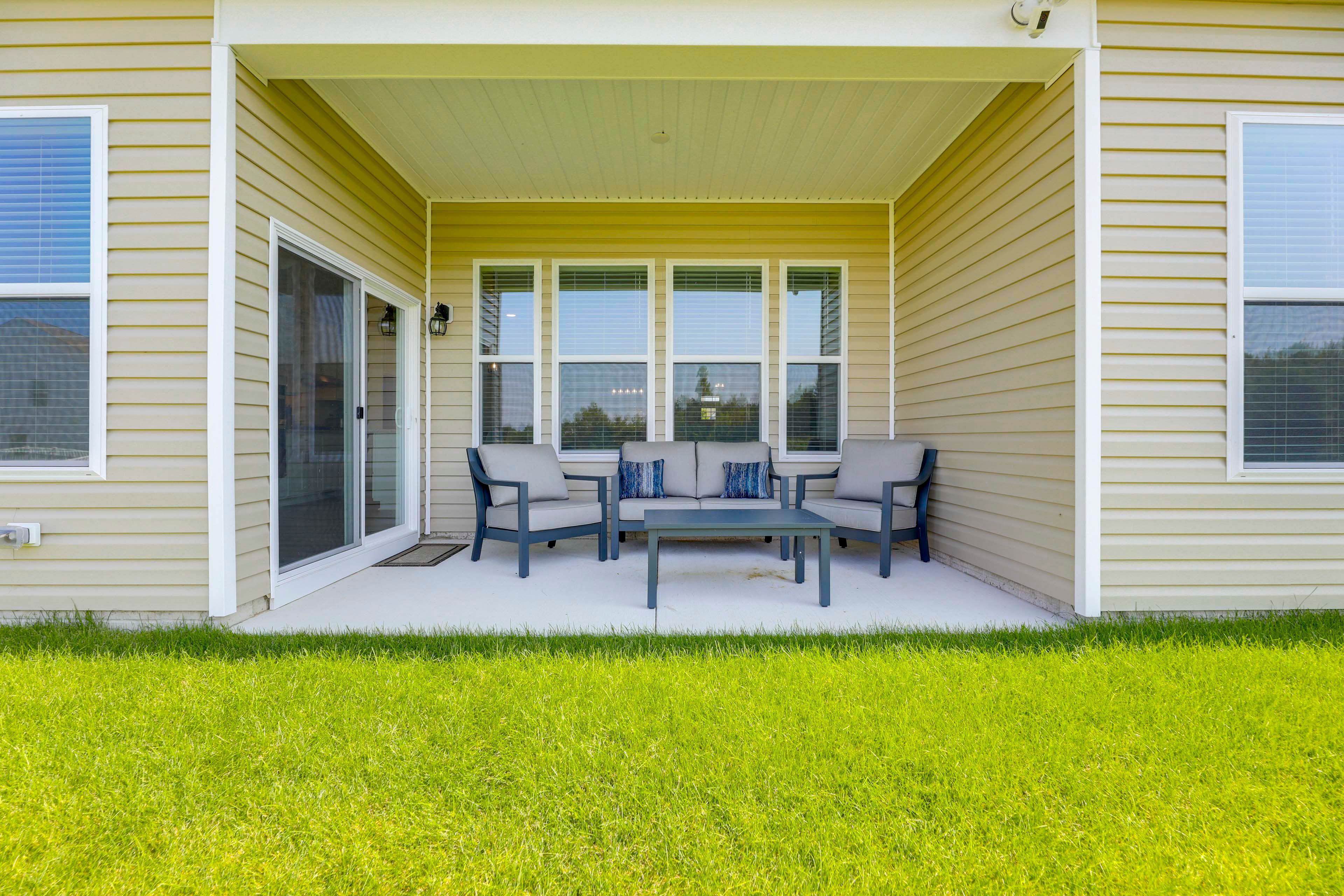 Covered Patio | Lounge Seating