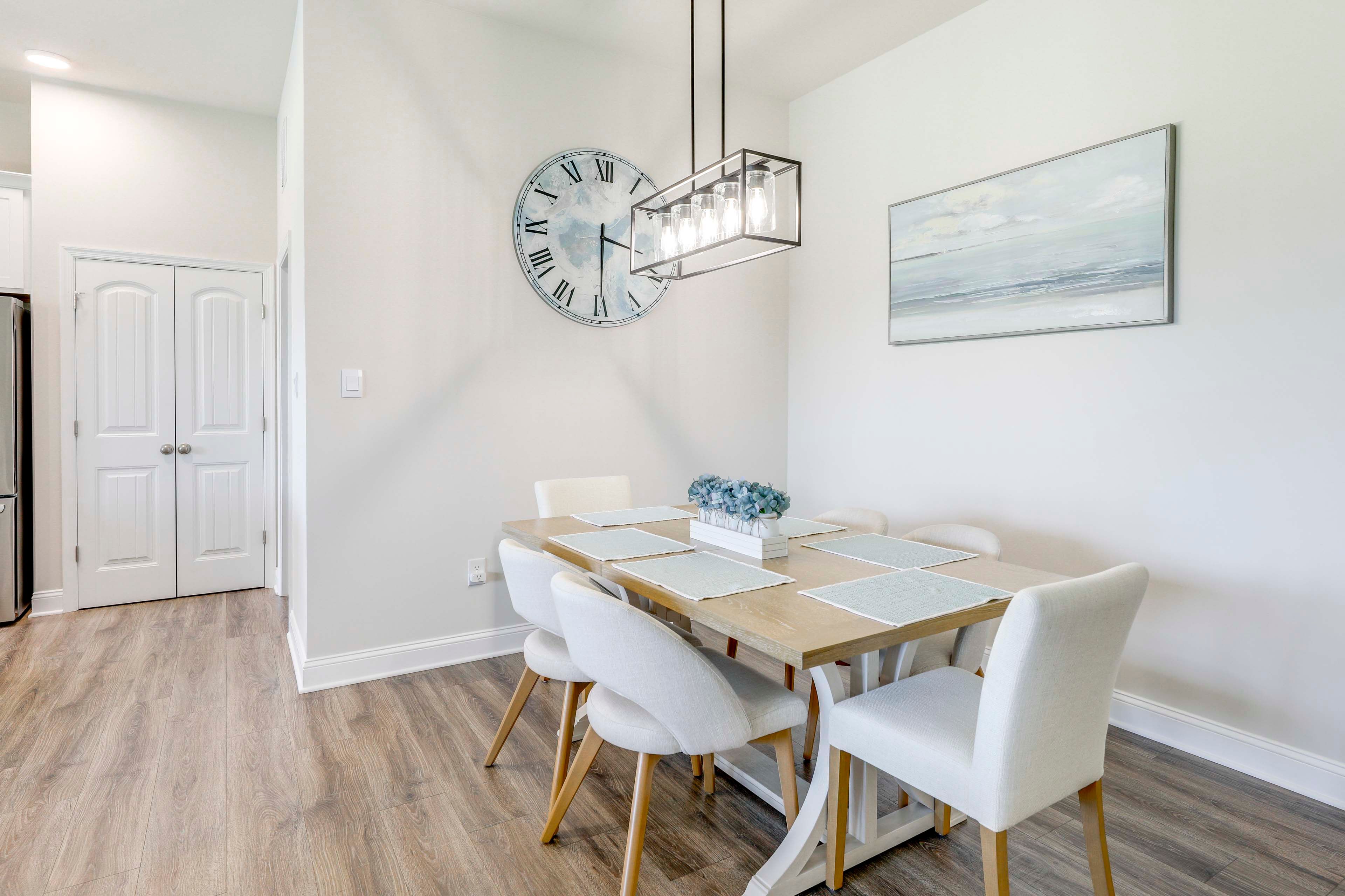 Dining Area | Dishware/Flatware Provided