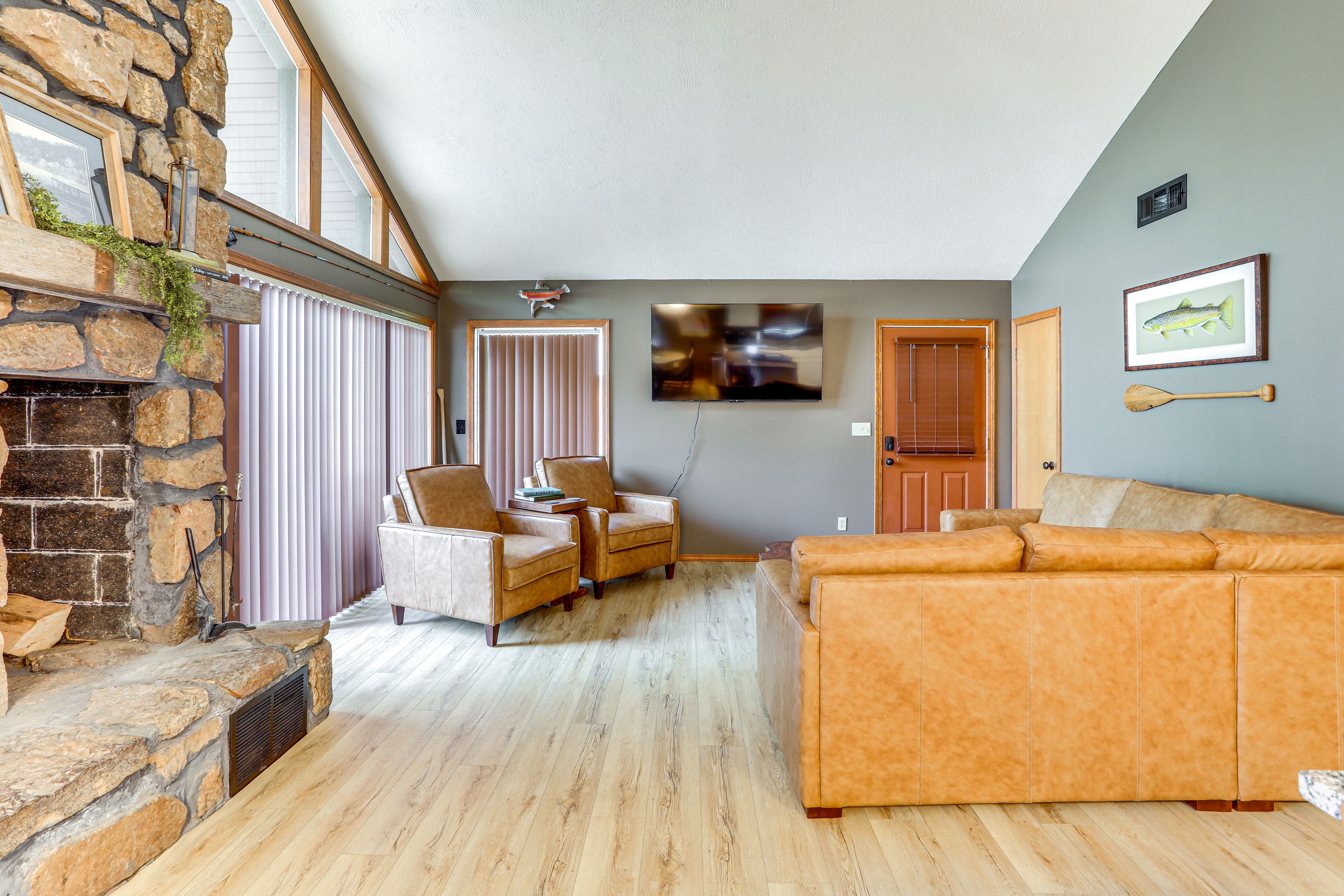 Living Room | Smart TV | Free WiFi | Wood-Burning Fireplace