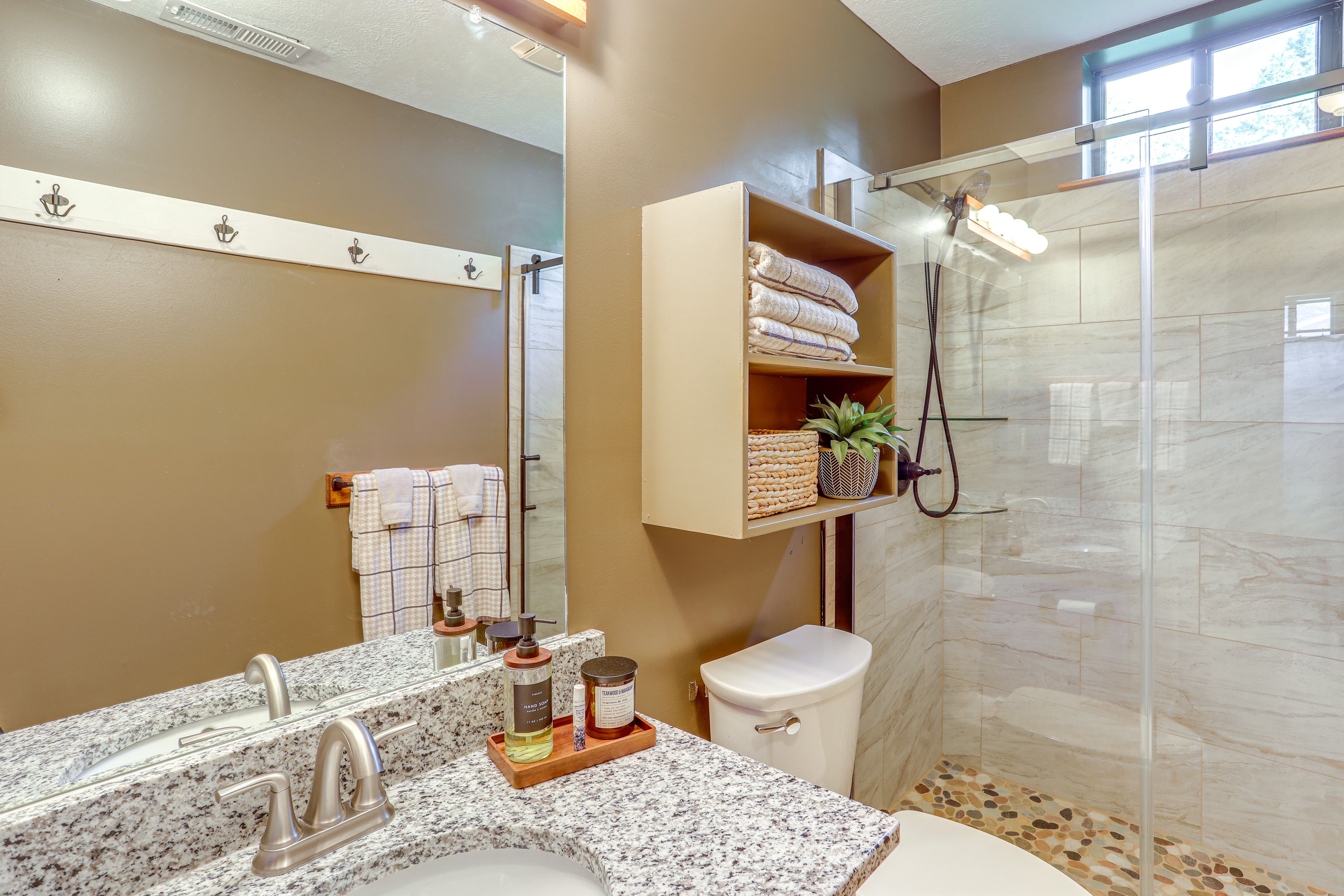 Full Bathroom | Towels Provided