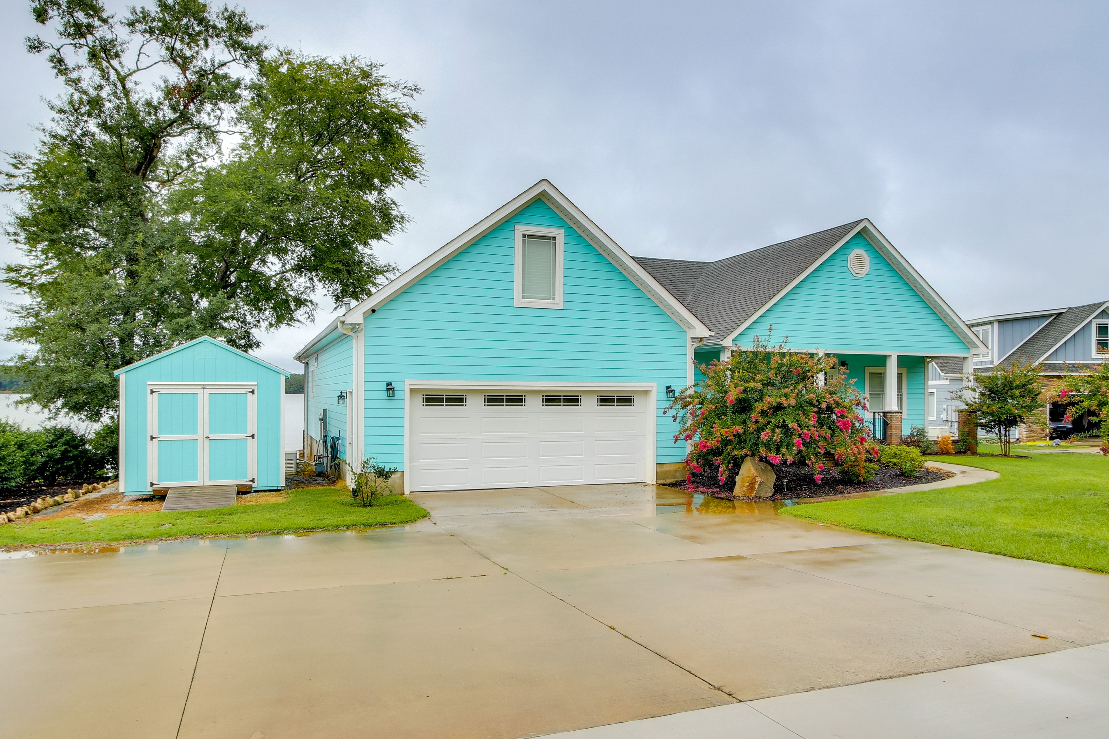 Parking | Driveway (7 Vehicles) | Boat Parking Allowed