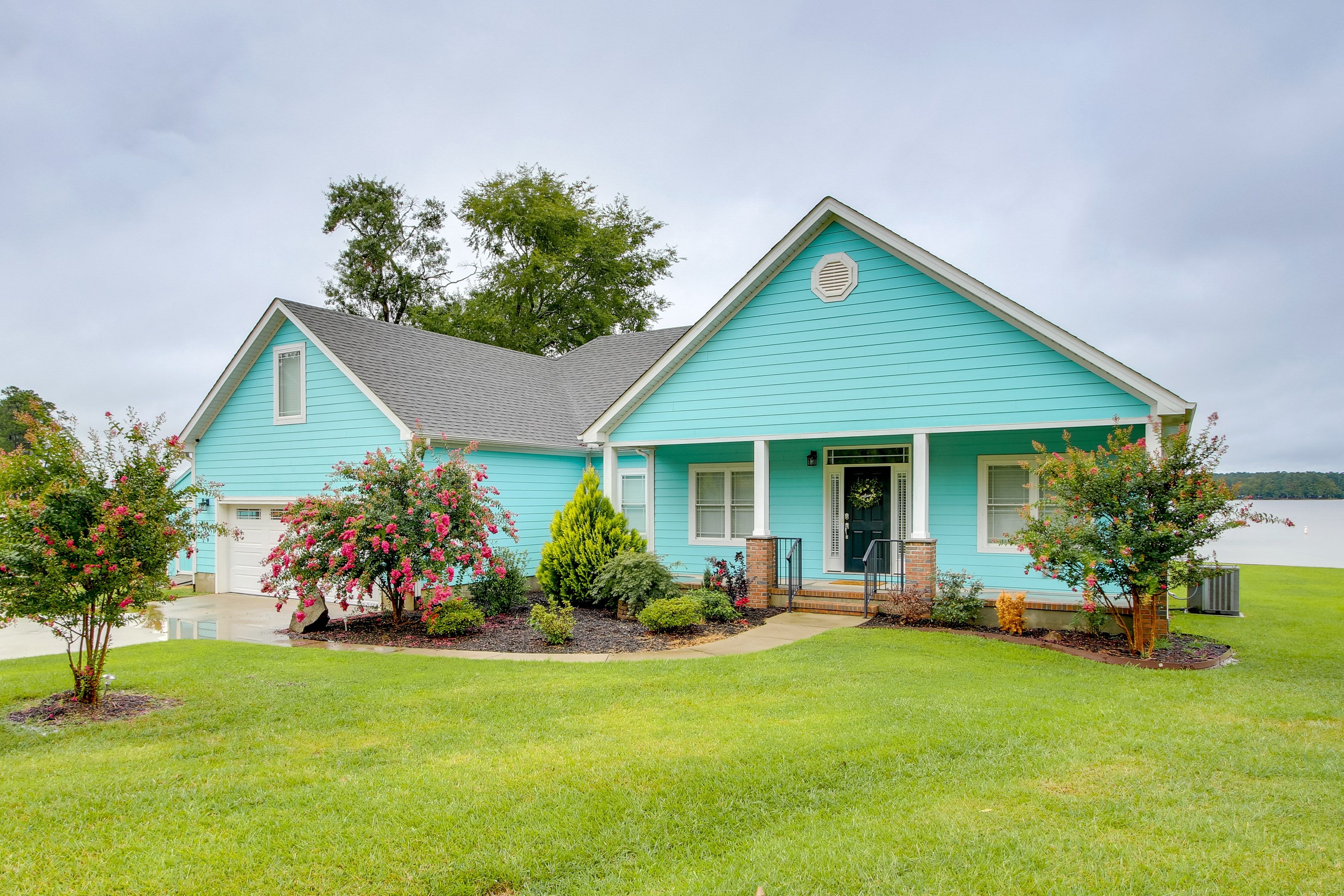 Cross Hill Vacation Rental | 4BR | 3BA | 2,500 Sq Ft | 3 Steps to Enter