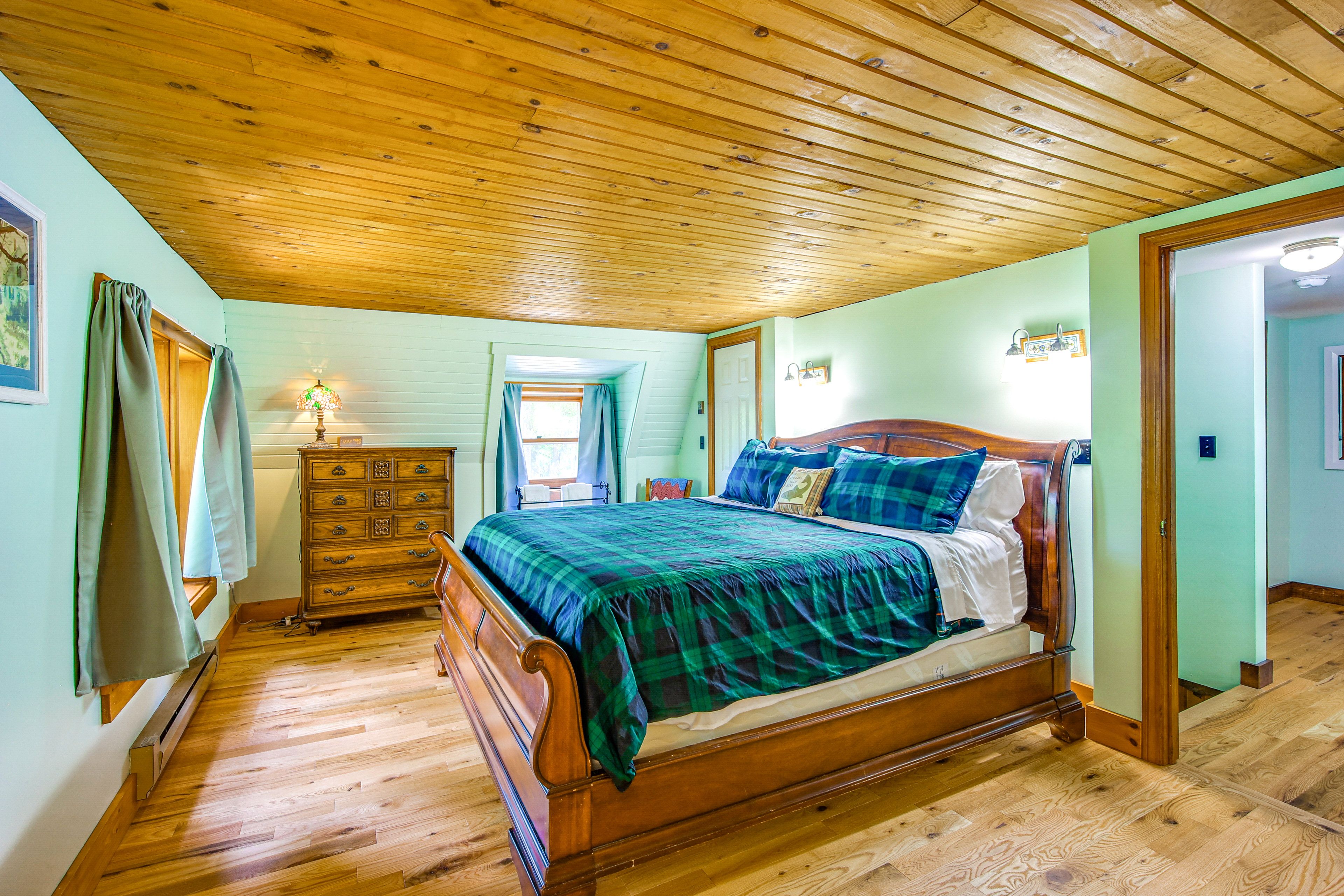 Bedroom 1 | King Bed | Upper Floor