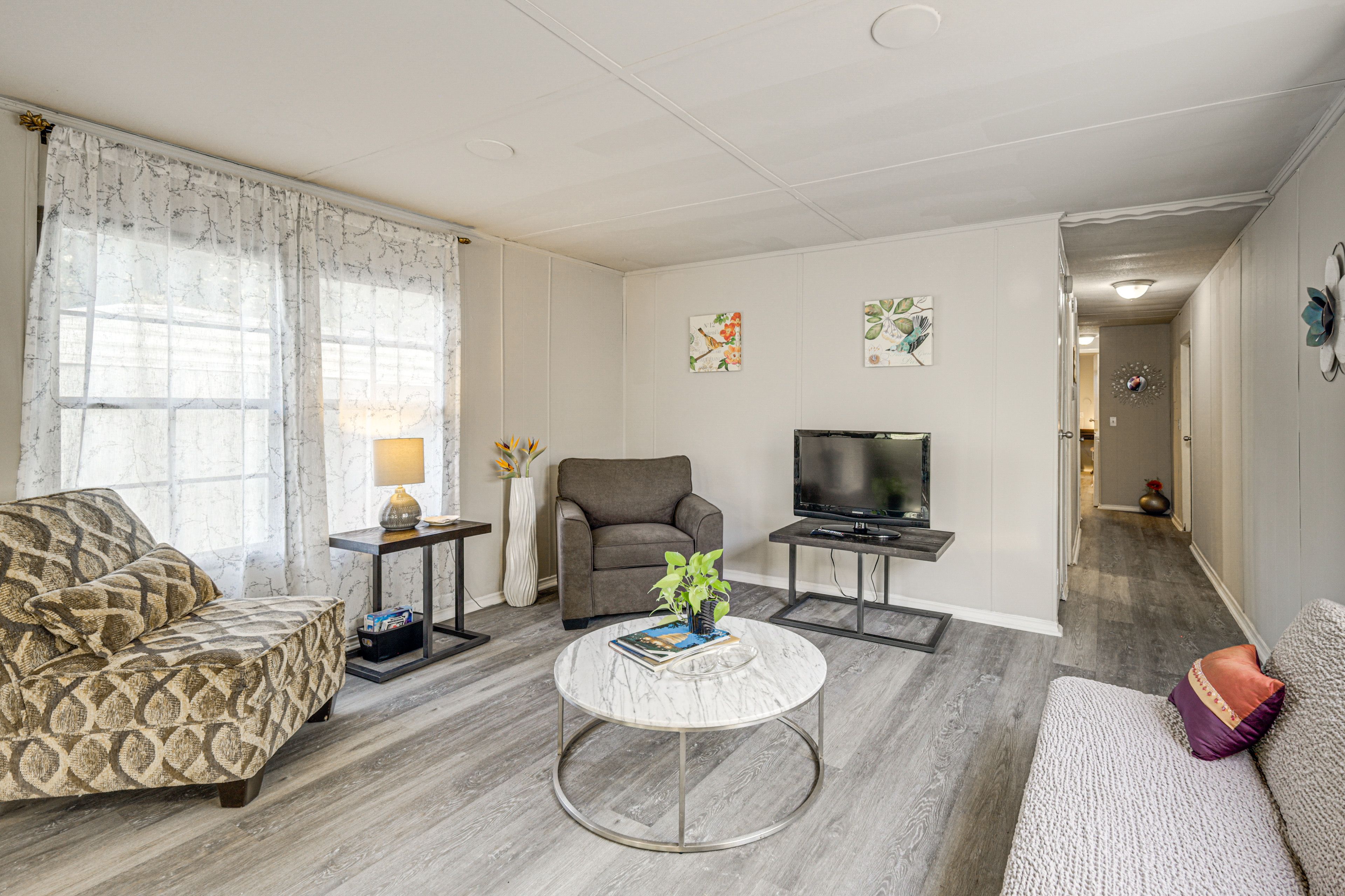 Living Room | Free WiFi | Central Heating & A/C | Smart TV | Full Futon