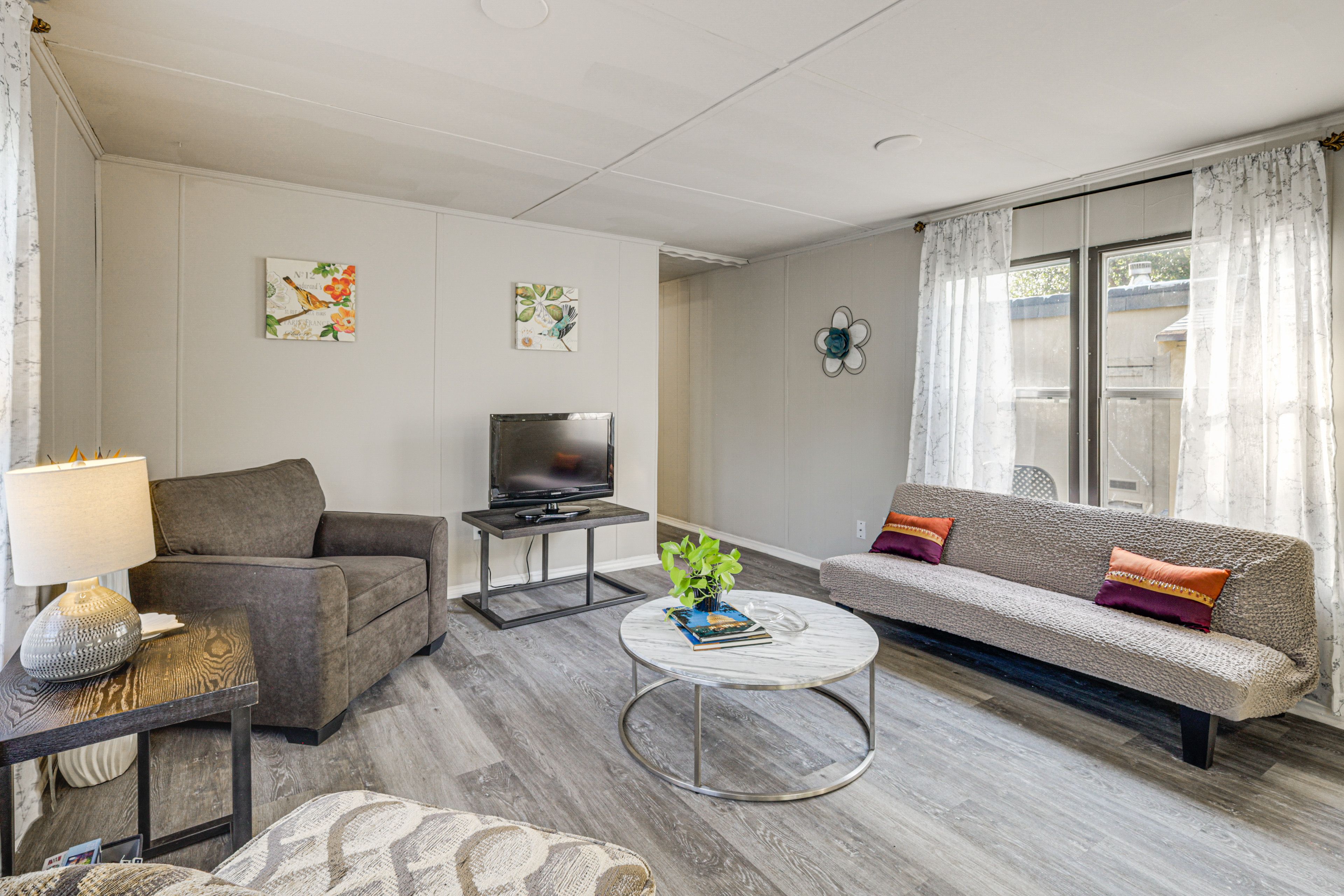 Irving Vacation Rental | 2BR | 2BA | 940 Sq Ft | 6 Steps to Enter