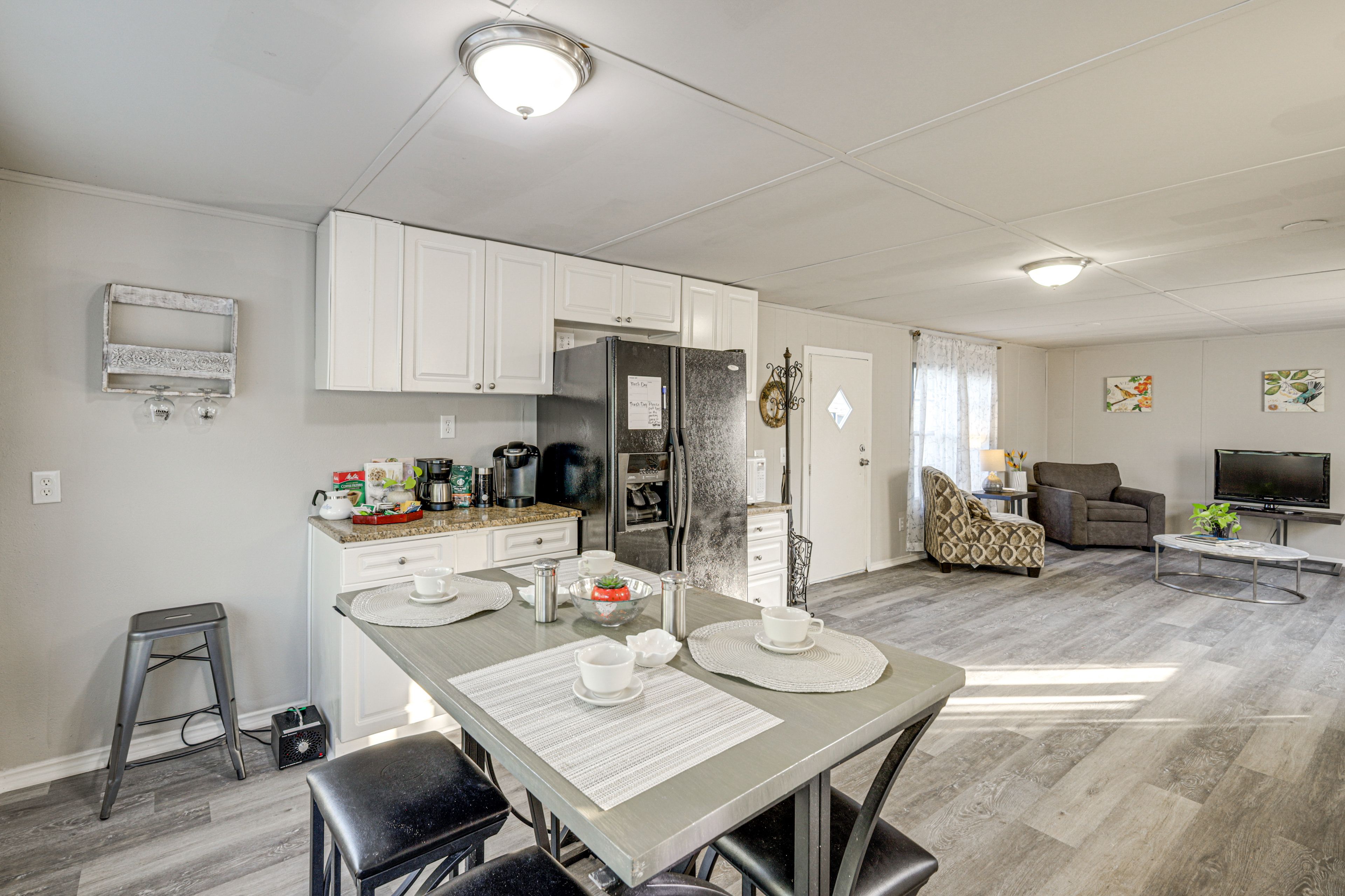 Dining Area | Dishware/Flatware Provided