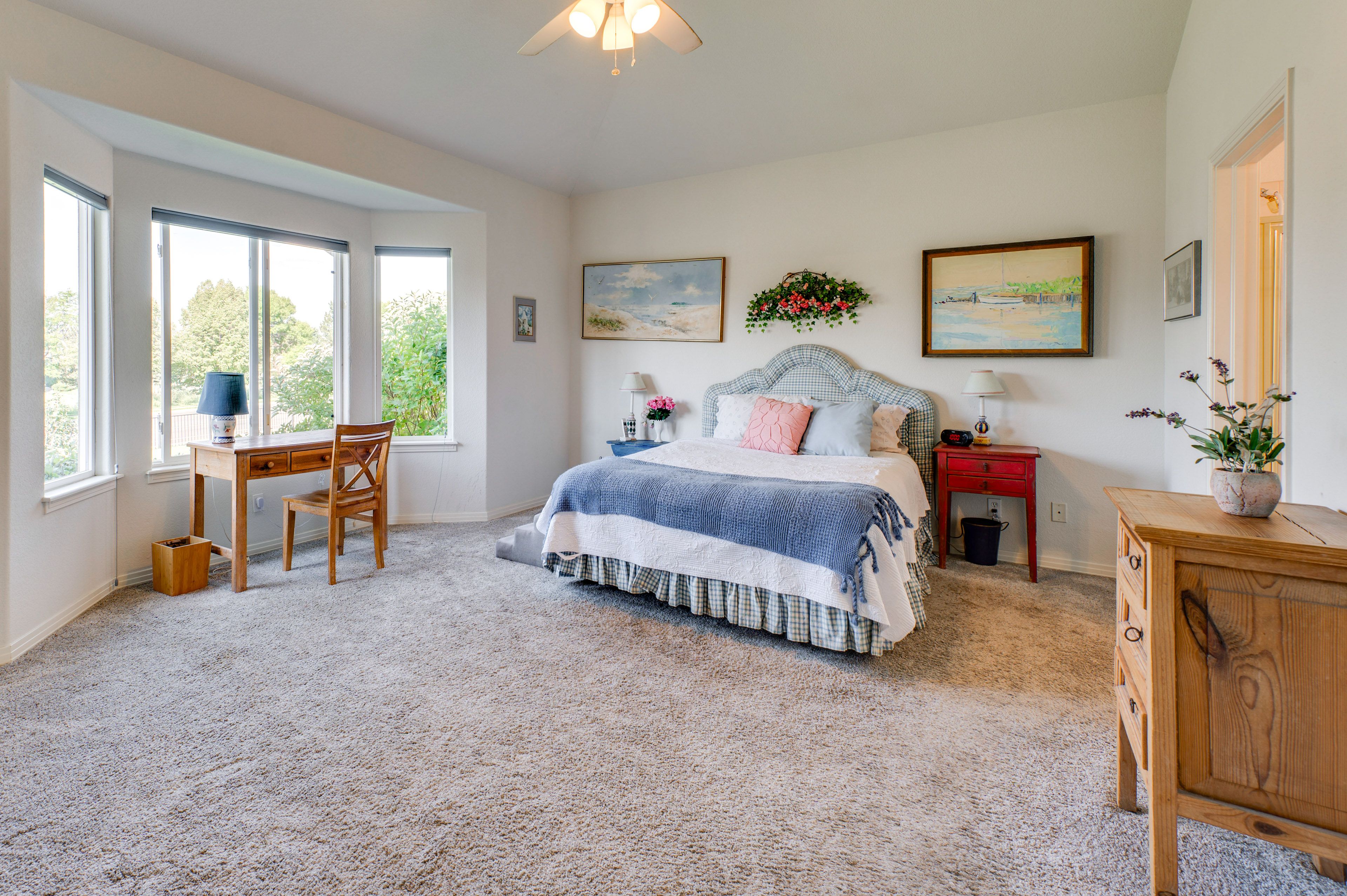 Bedroom 1 | Queen Bed | Main Floor