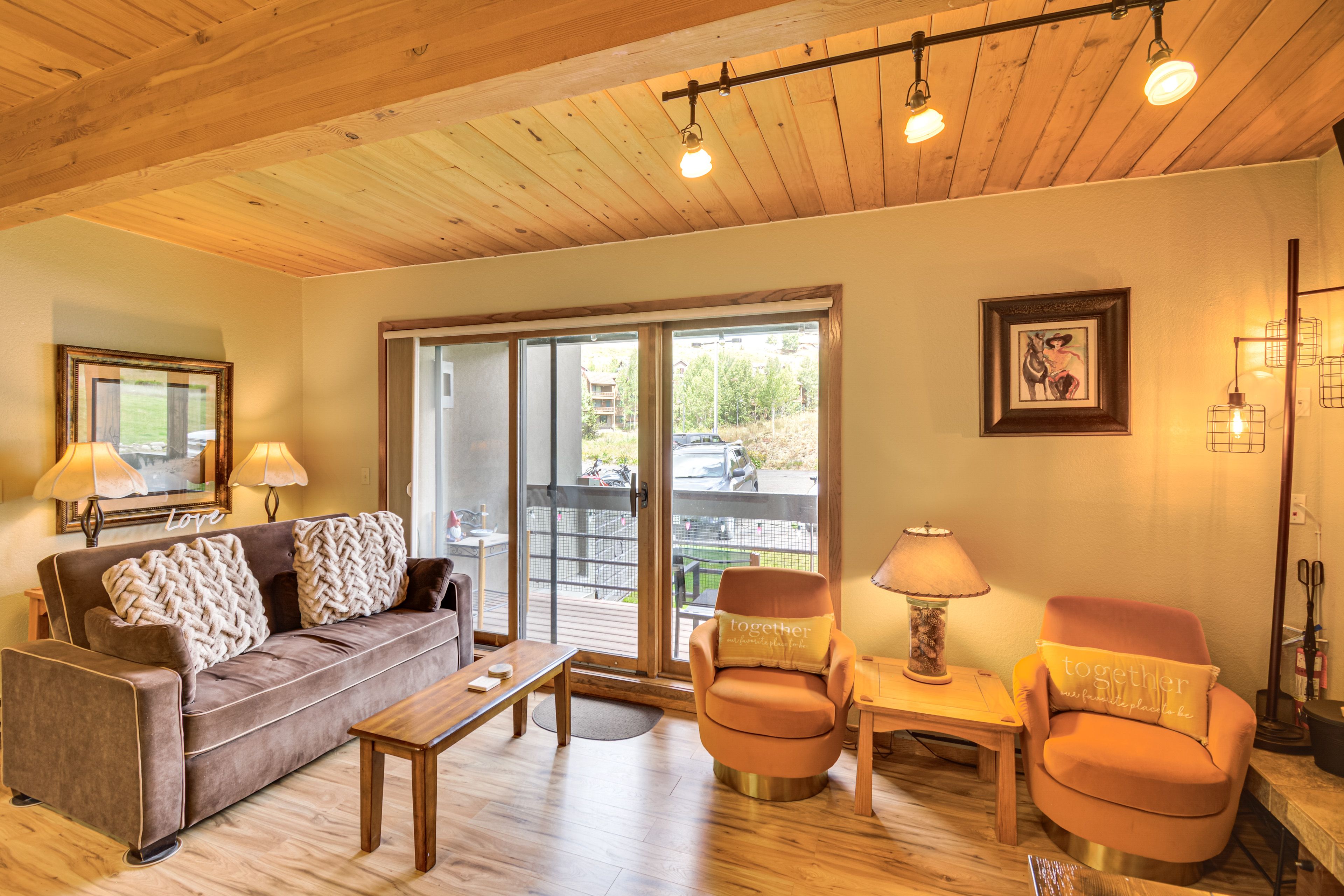 Living Room | Queen Sleeper Sofa | Smart TV | Free WiFi | Fireplace