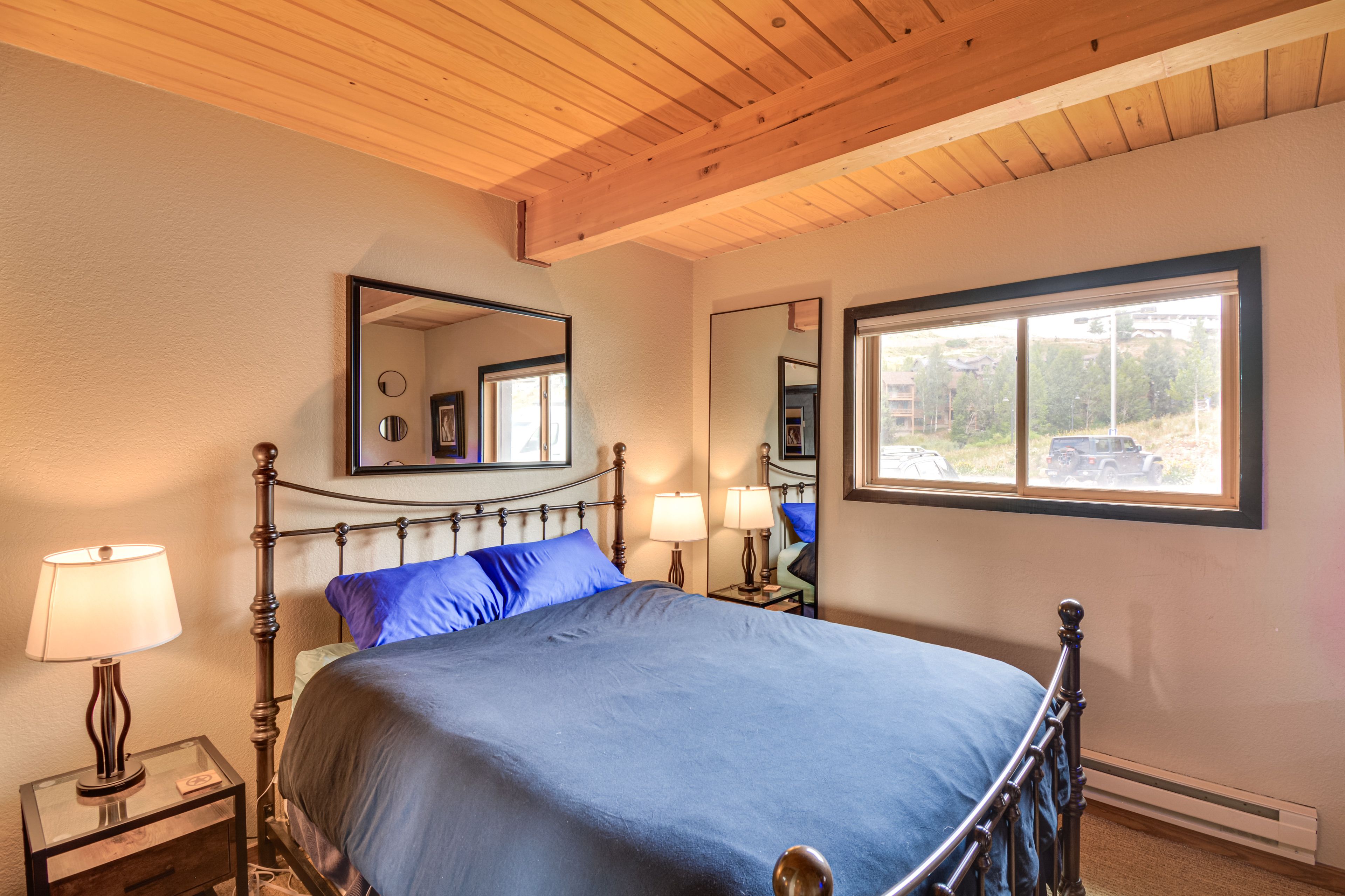 Bedroom | Queen Bed | Smart TV