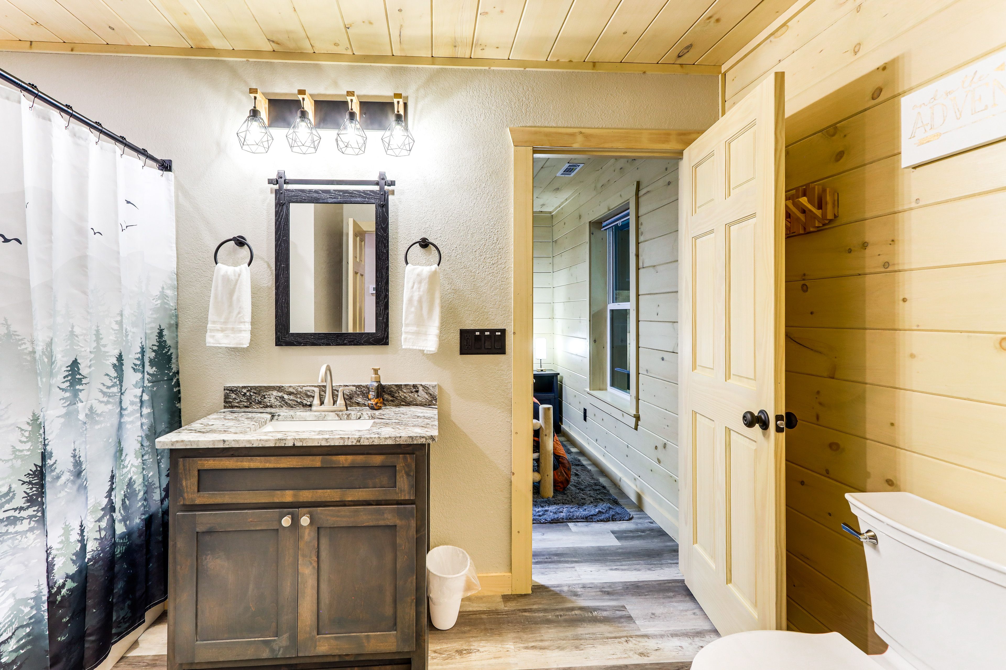 En-Suite Bathroom | Lower Floor