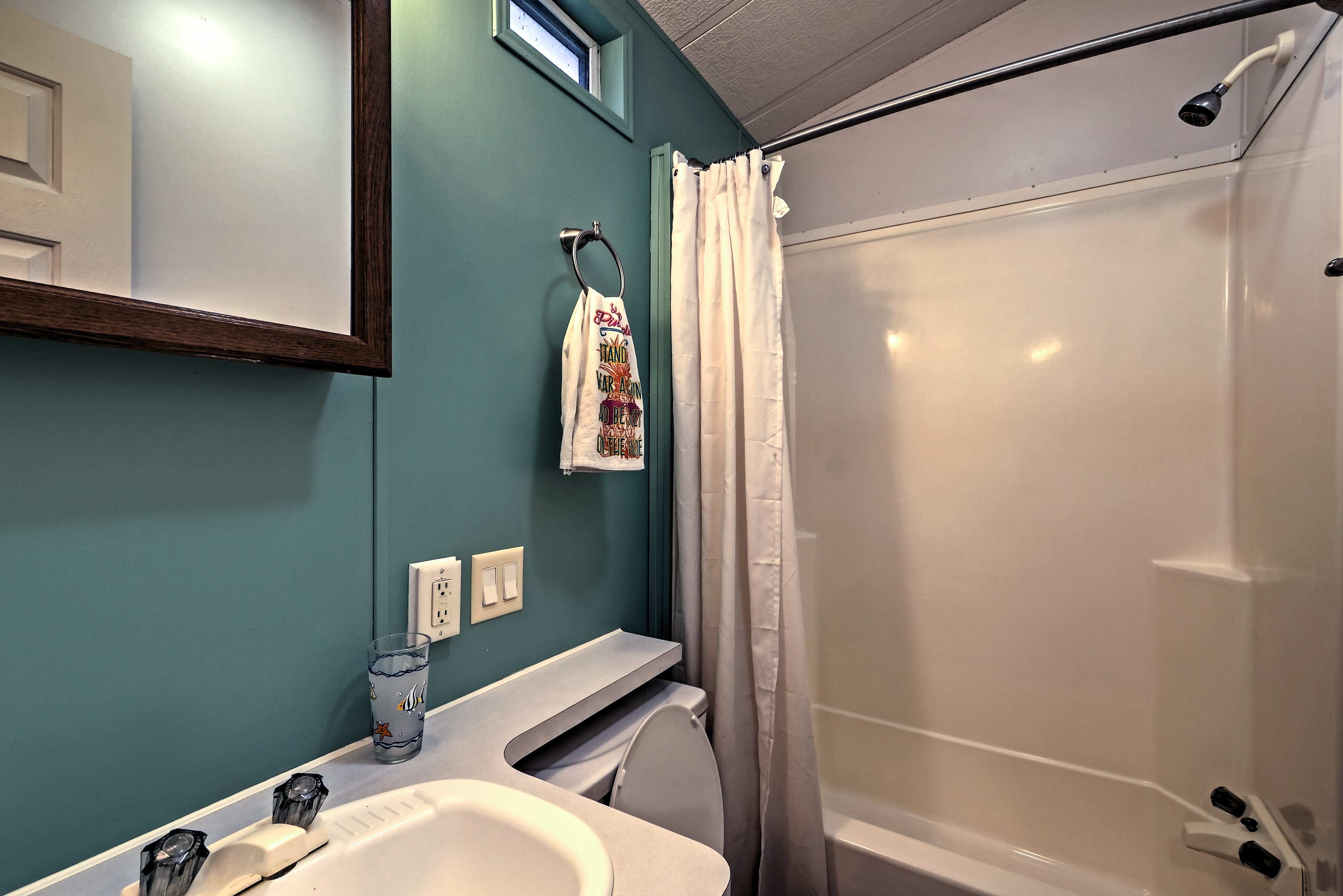 Full Bathroom | Towels Provided