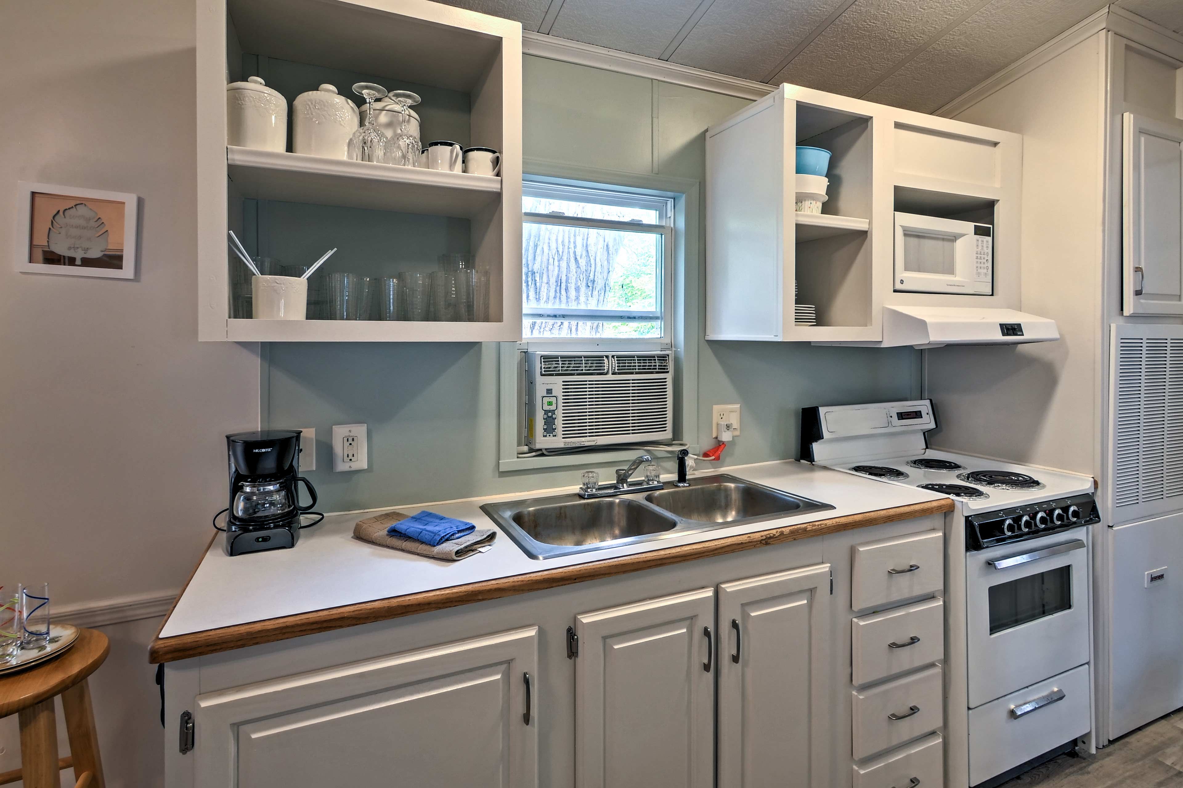Kitchen | Drip Coffee Maker | Dishware & Flatware