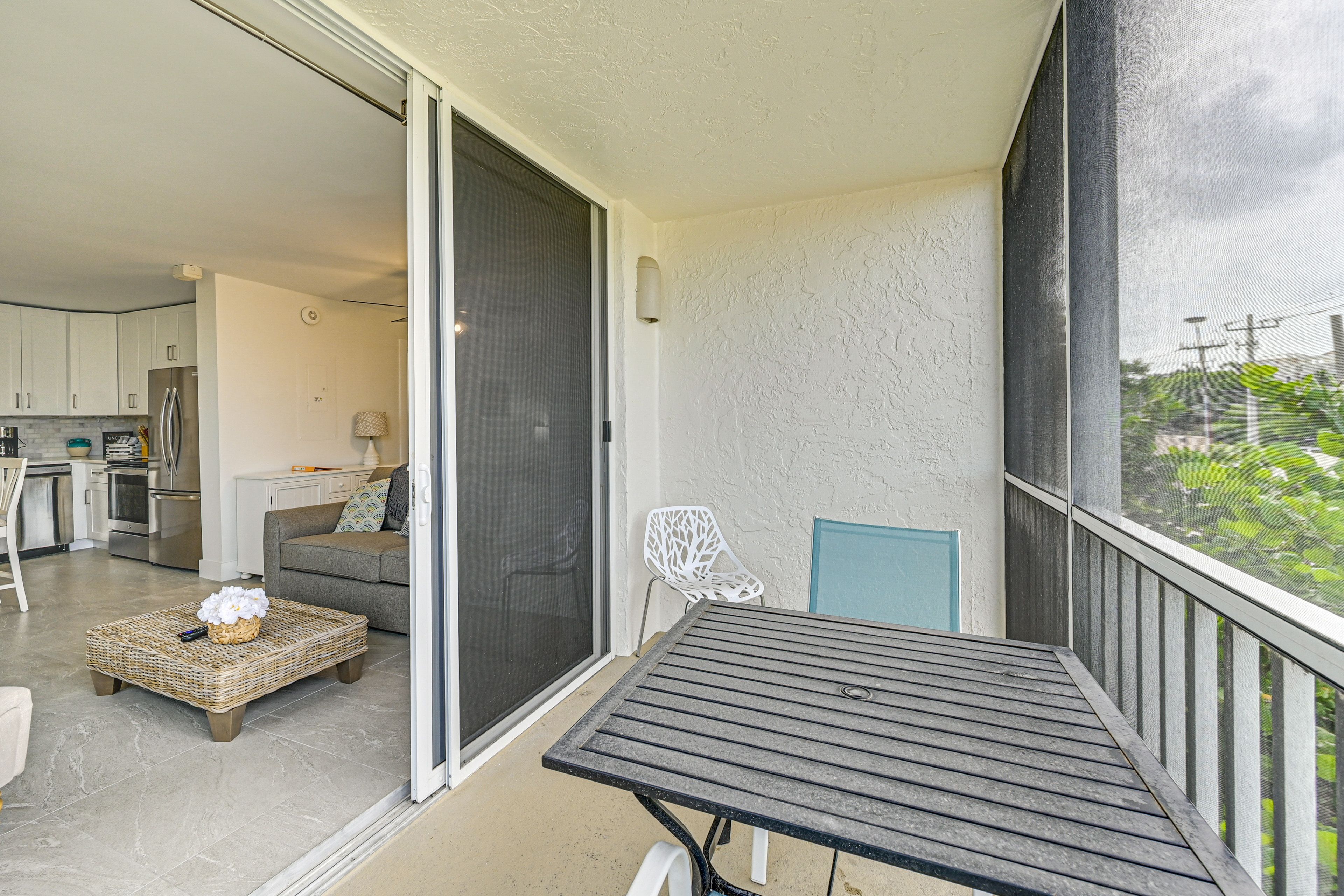 Screened-In Balcony | Dining Set