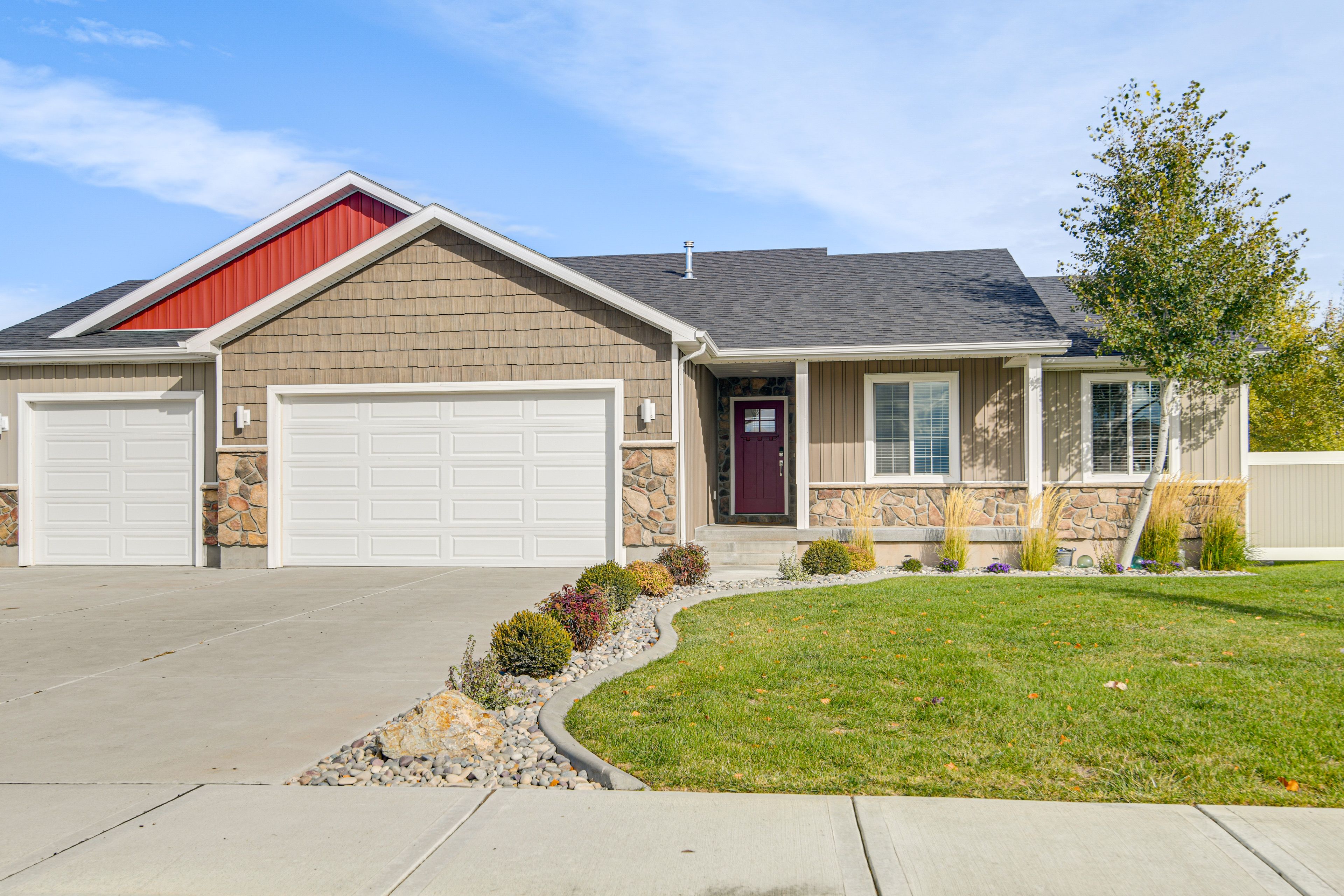 Exterior | Parking | Garage (3 Vehicles) | Driveway (9 Vehicles) | RV Hookup