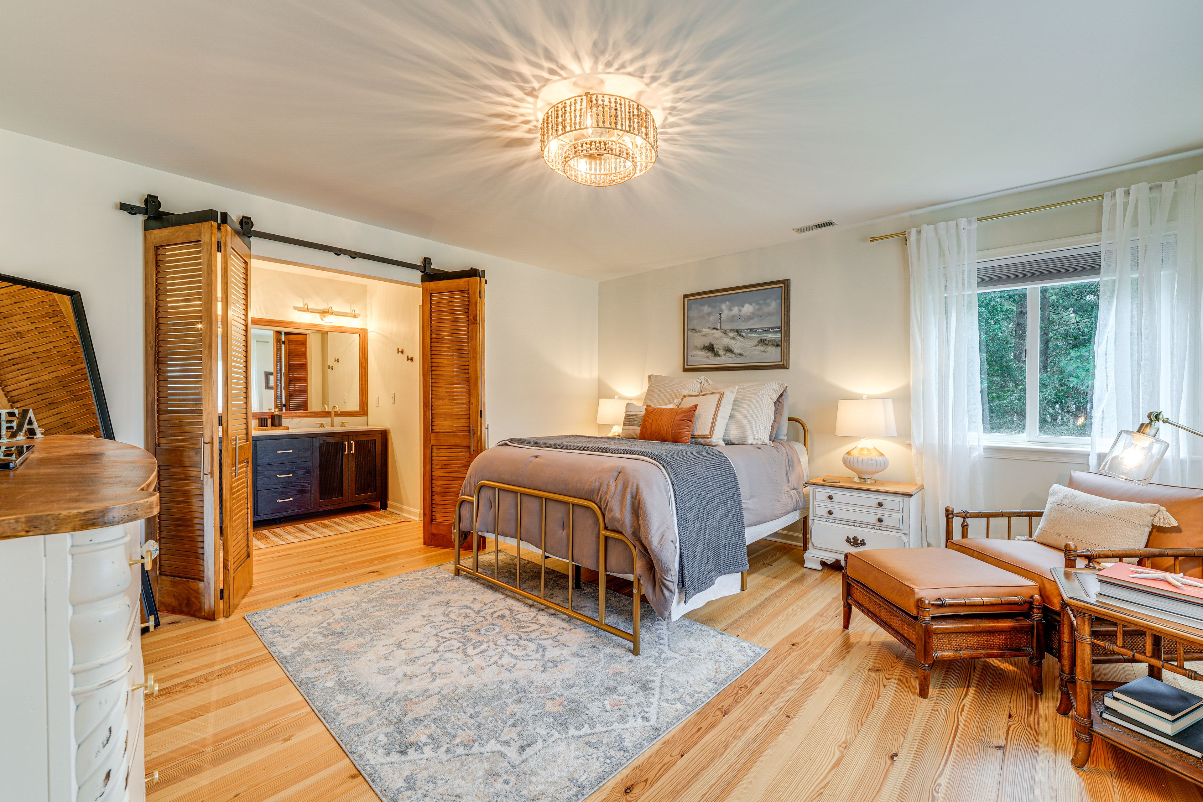 Bedroom 1 | Queen Bed | Linens Provided | 1st Floor