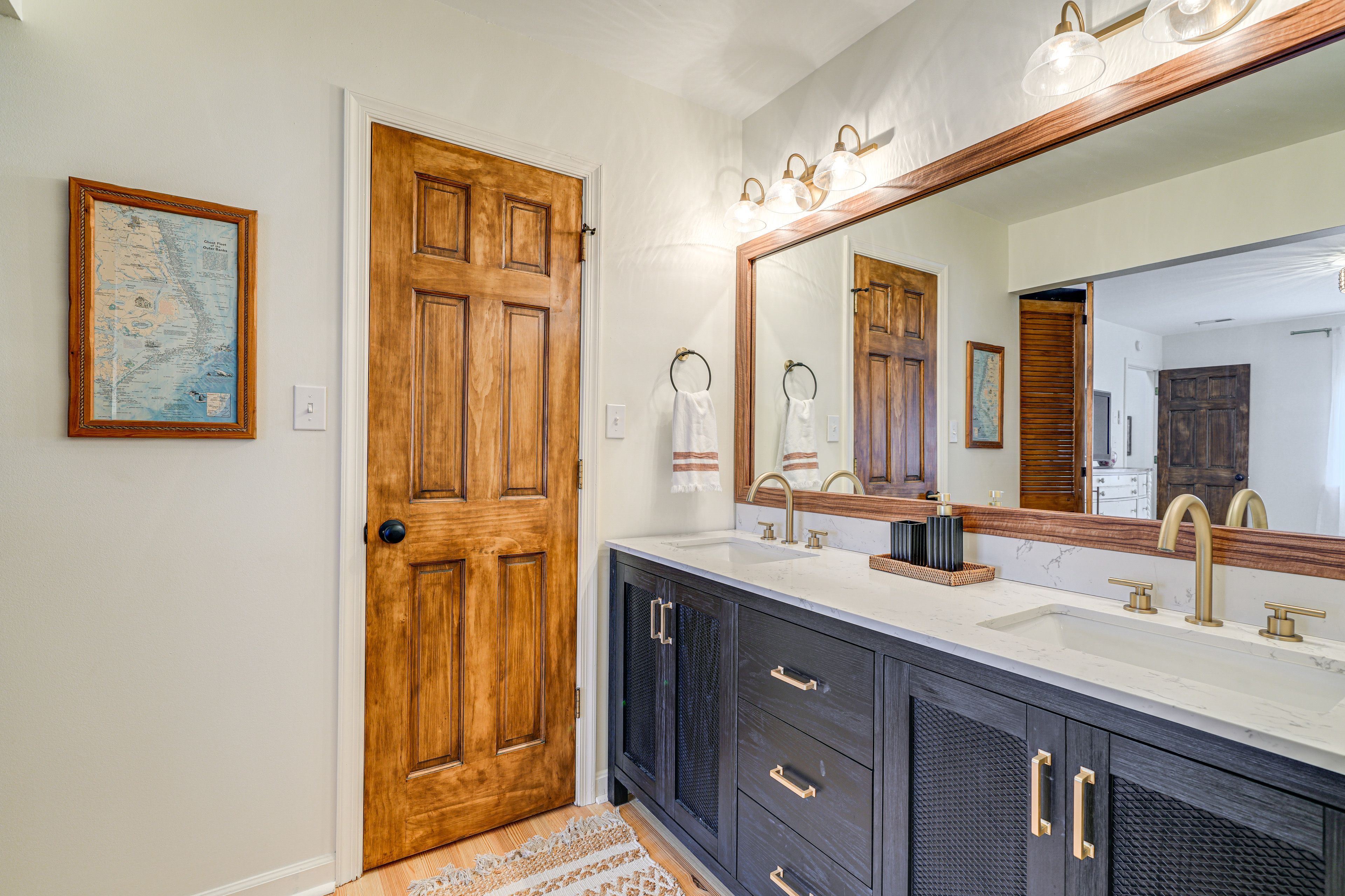 Full Bathroom | Towels Provided | 1st Floor
