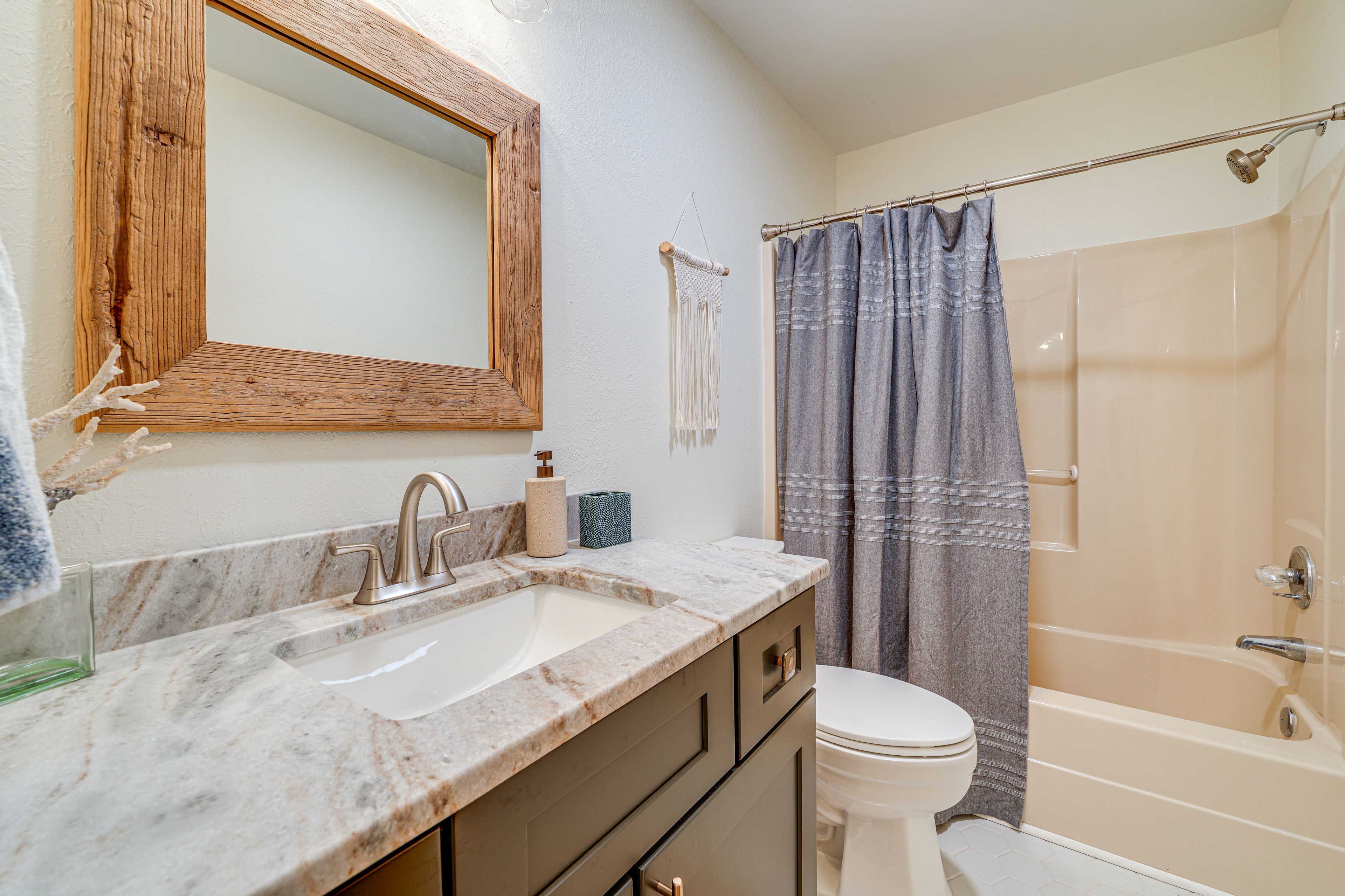Full Bathroom | 2nd Floor