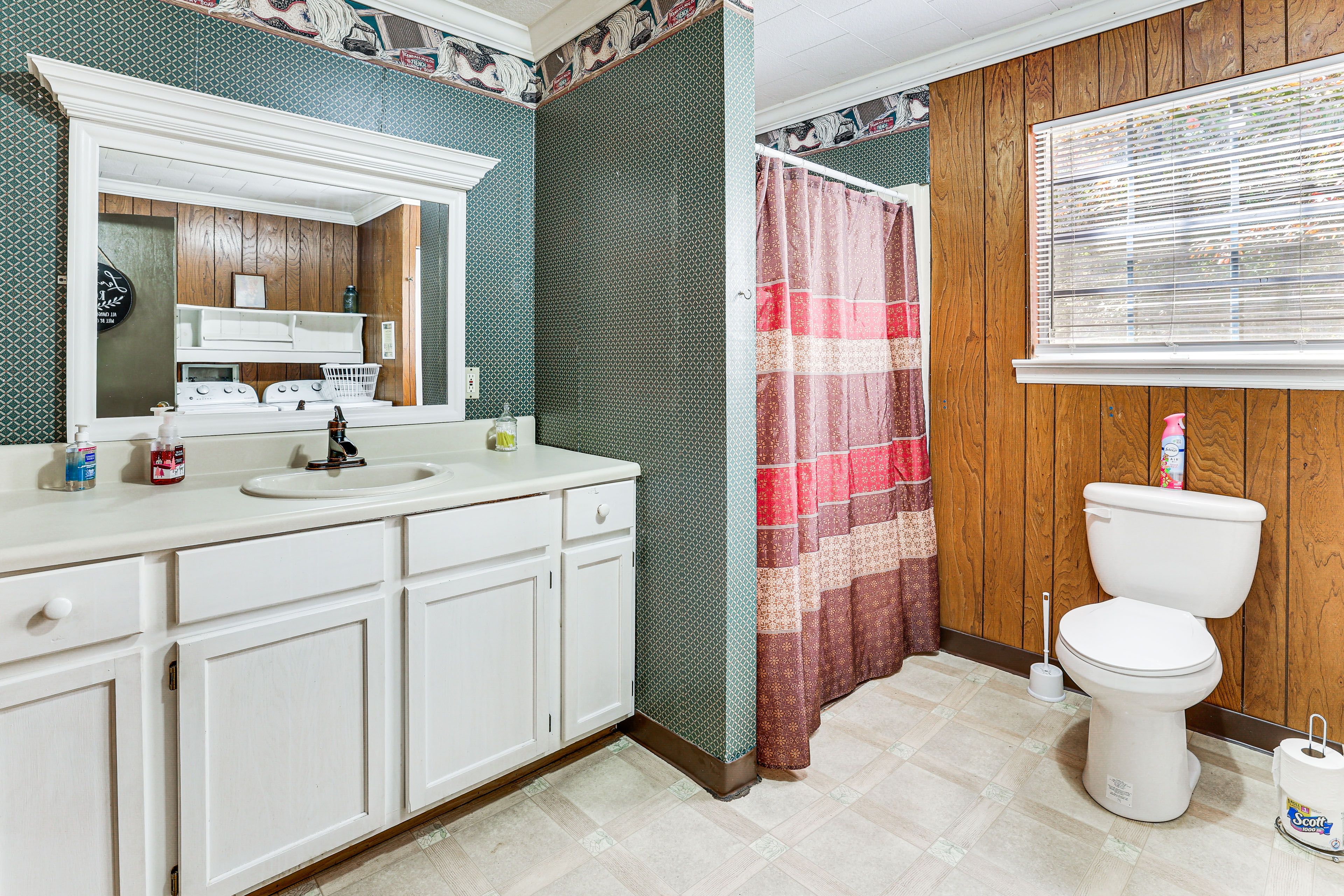 Full Bathroom | Complimentary Toiletries | Washer/Dryer