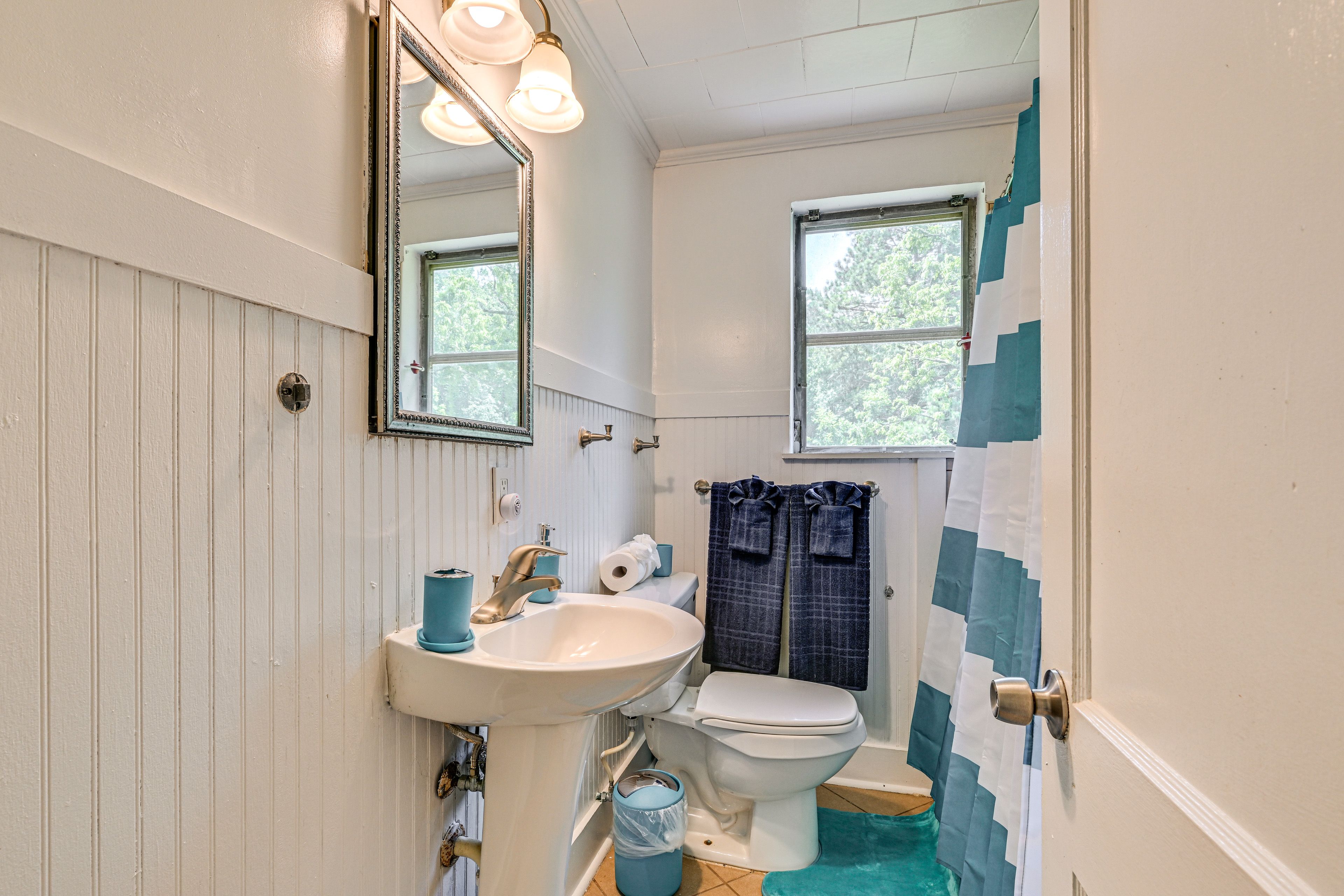 Full Bathroom | 1st Floor | Towels Provided