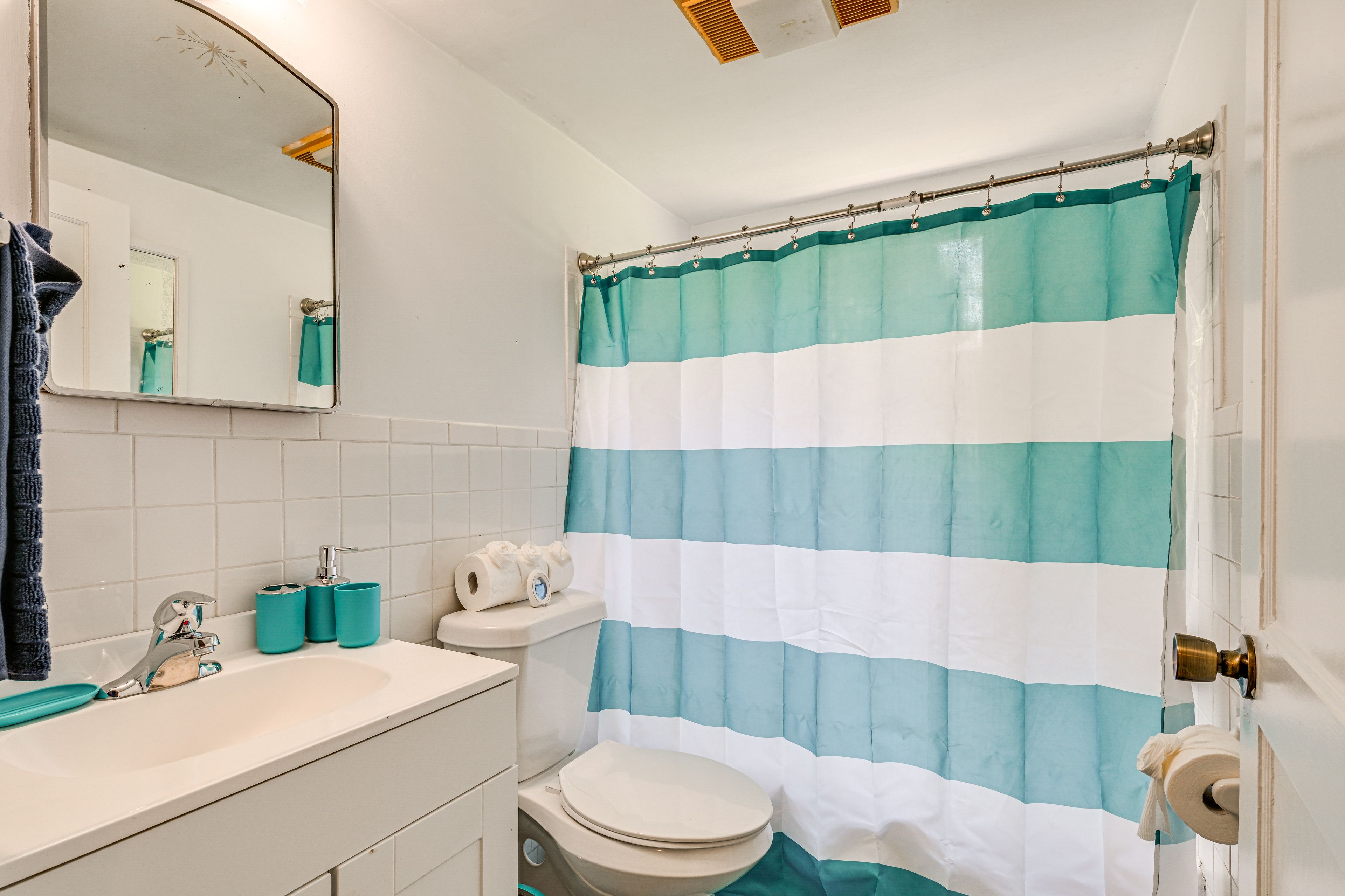 Full Bathroom | 2nd Floor