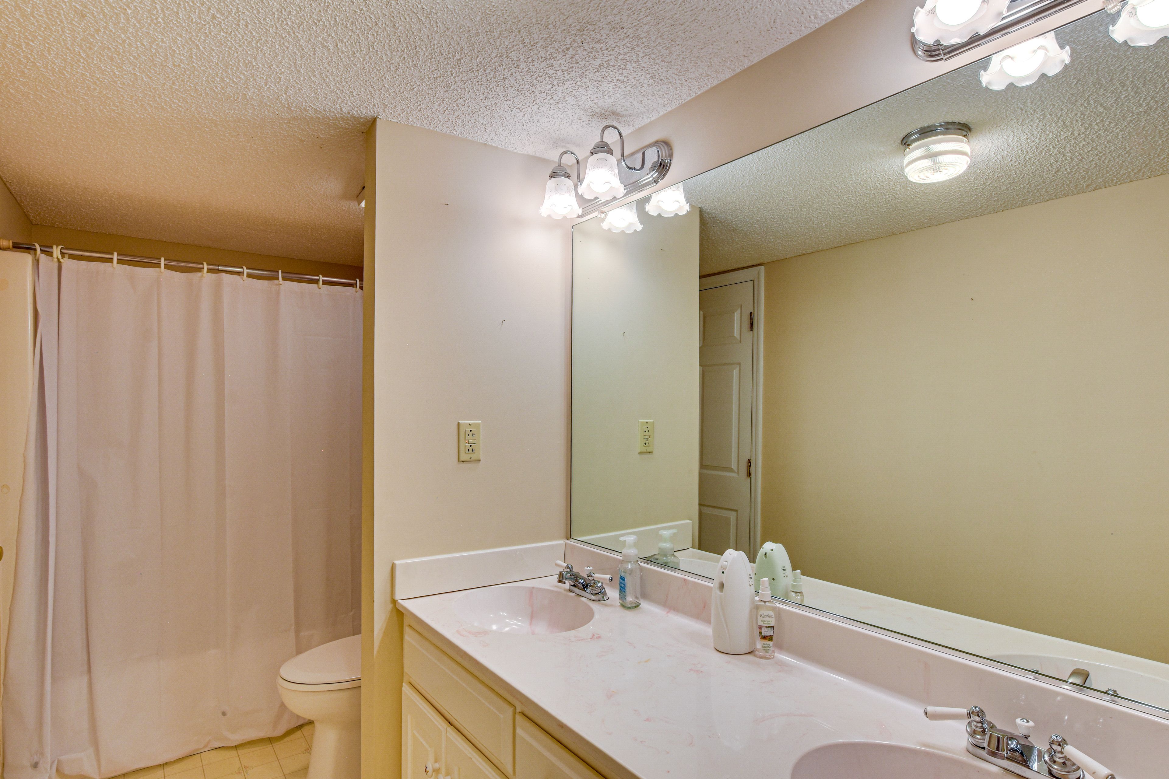 Full Bathroom | 2nd Floor