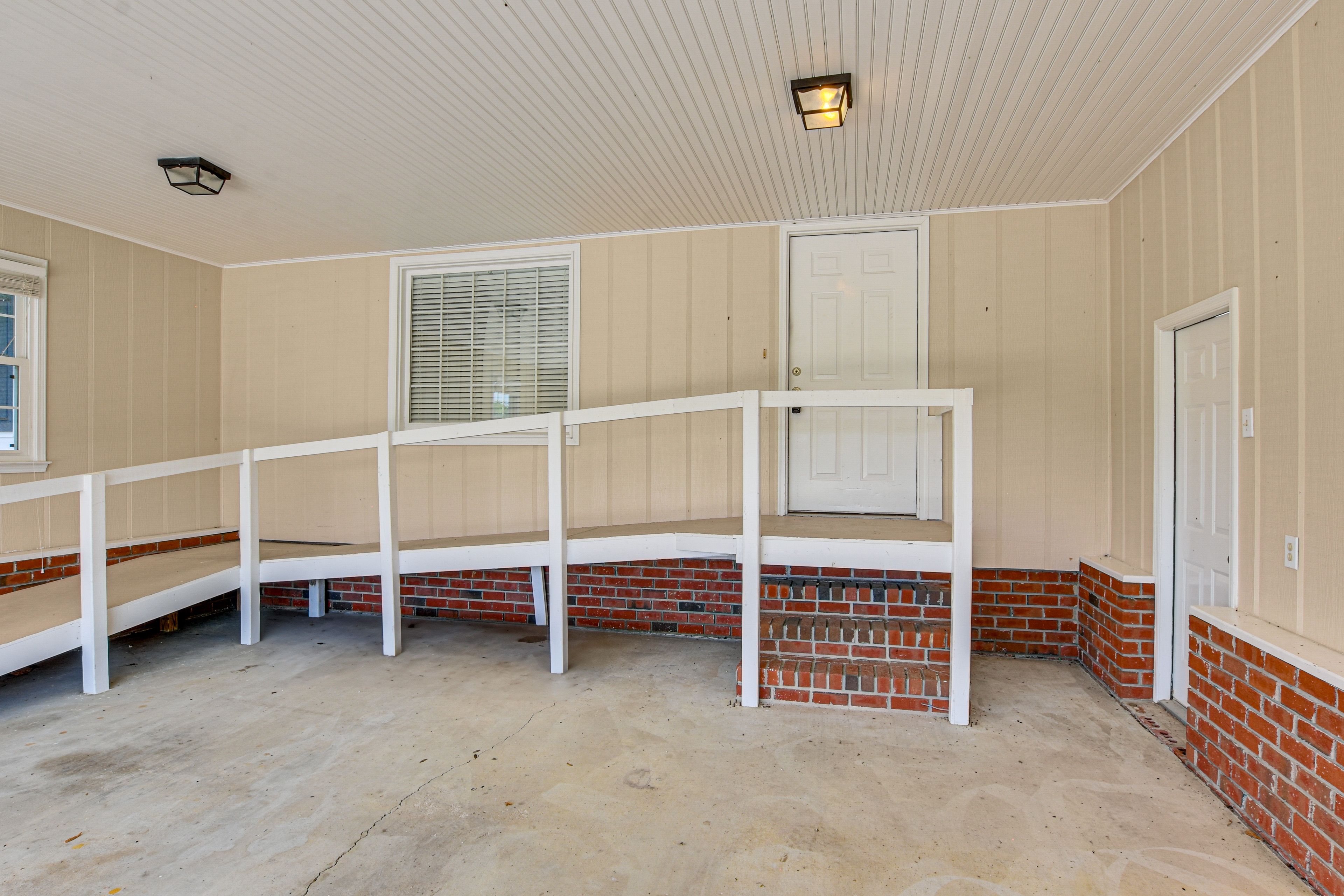 Parking | Driveway (10 Vehicles) | Carport (2 Vehicles) | Grass (2 Vehicles)
