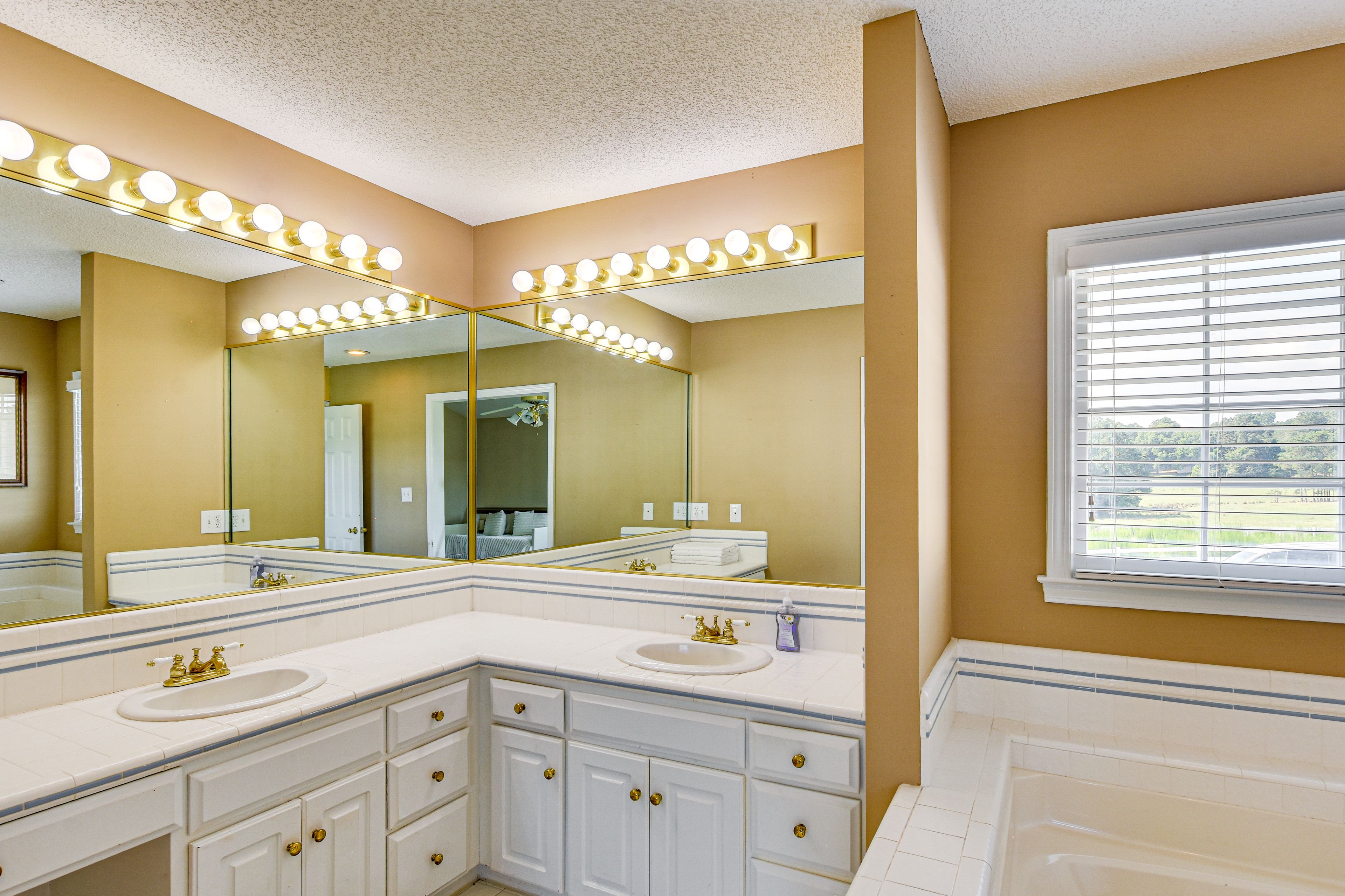 En-Suite Bathroom | Jetted Tub | 1st Floor