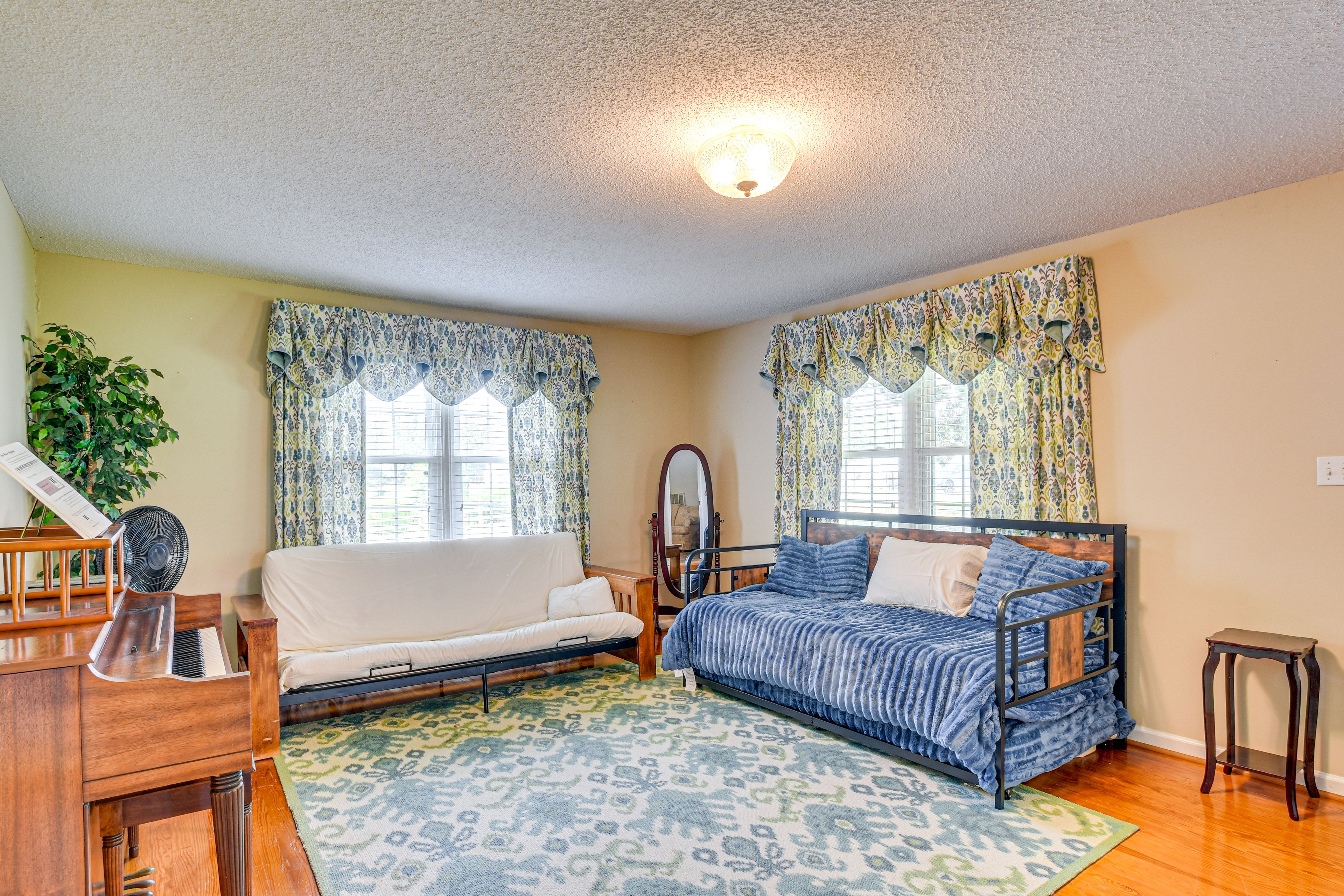 Living Room | Twin Daybed w/ Twin Trundle | Full Futon | 1st Floor