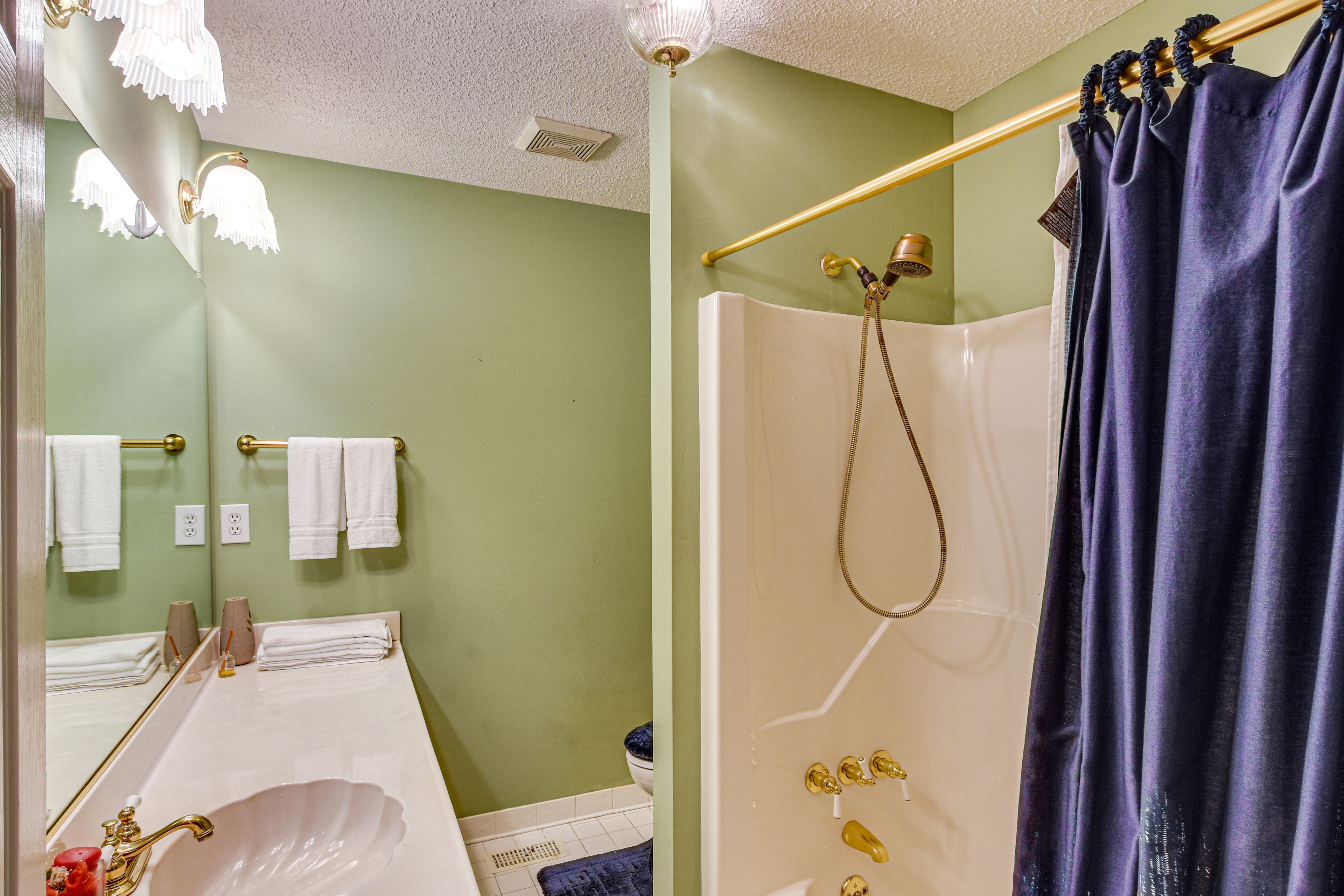 Full Bathroom | 1st Floor