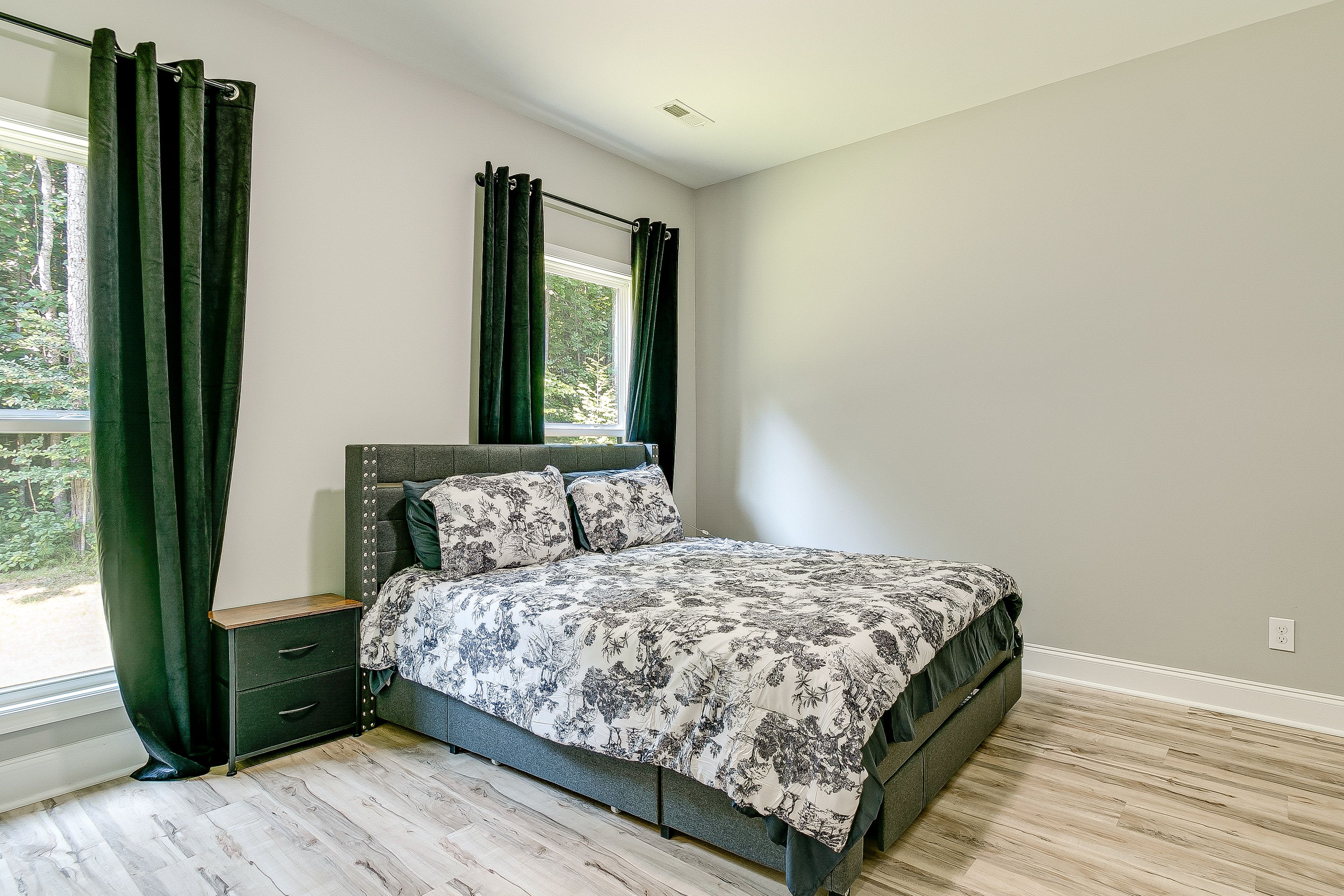 Bedroom 3 | Queen Bed