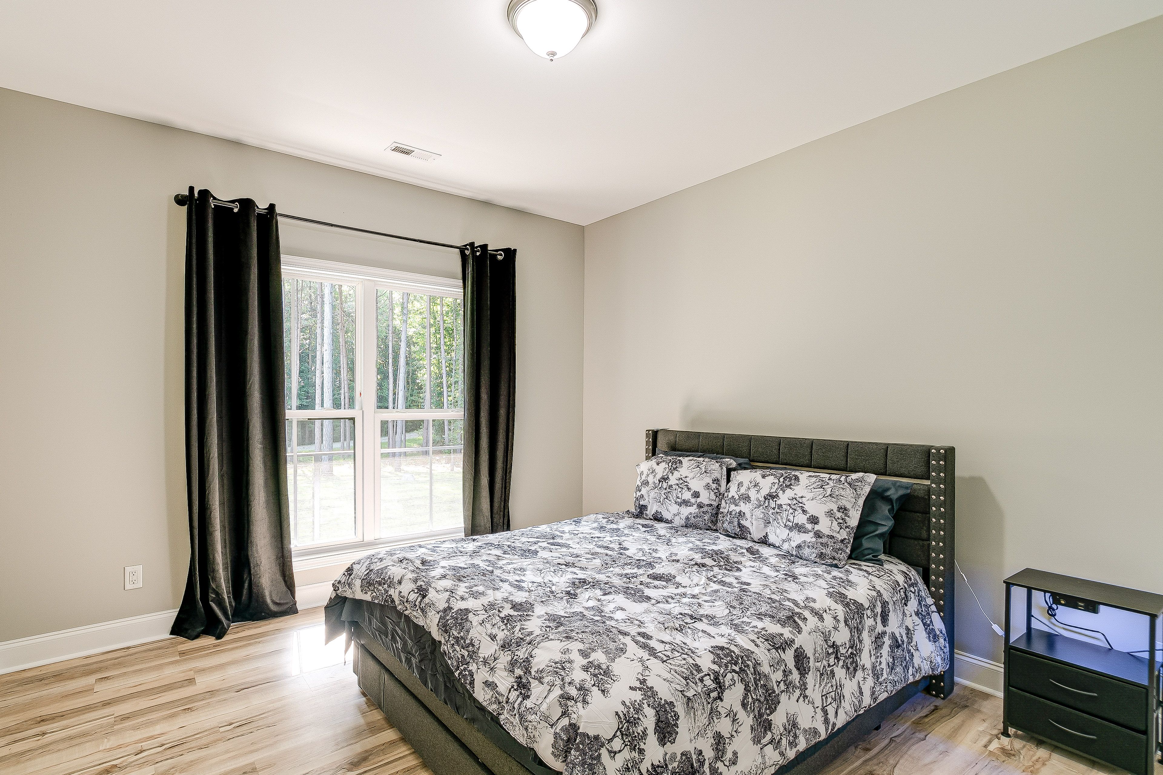 Bedroom 2 | Queen Bed
