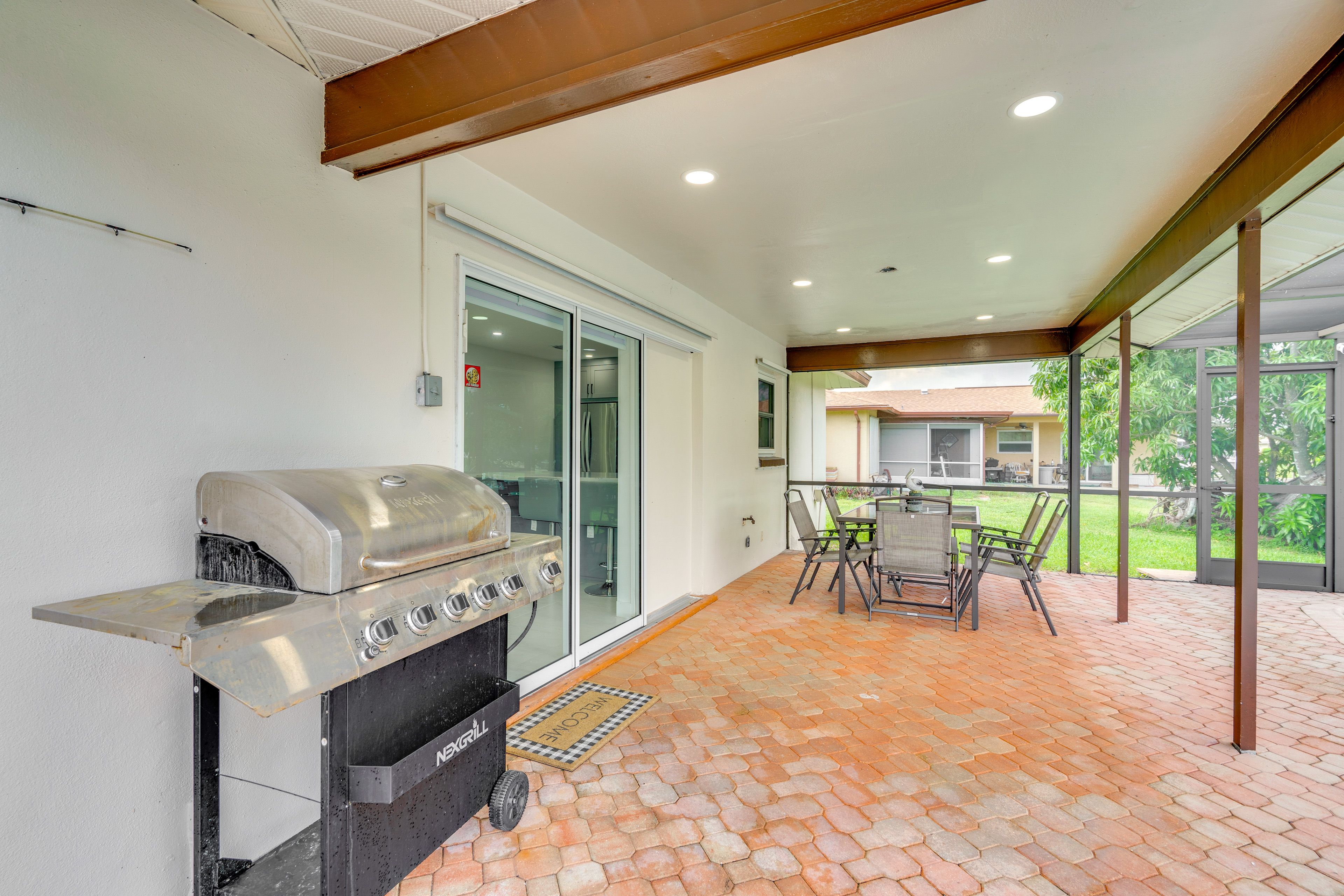 Lanai | Gas Grill | Outdoor Dining Area