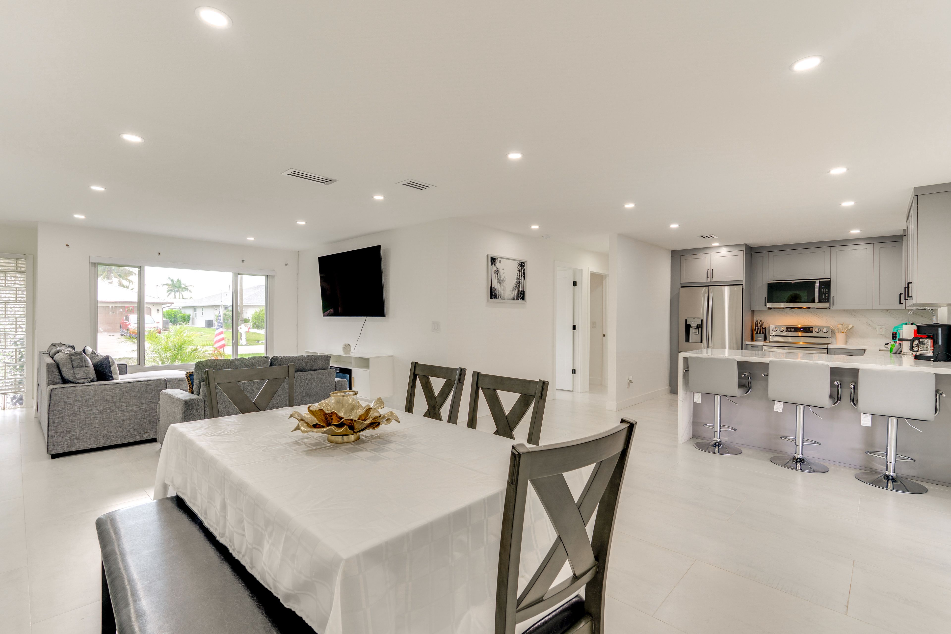 Dining Area | Dishware/Flatware