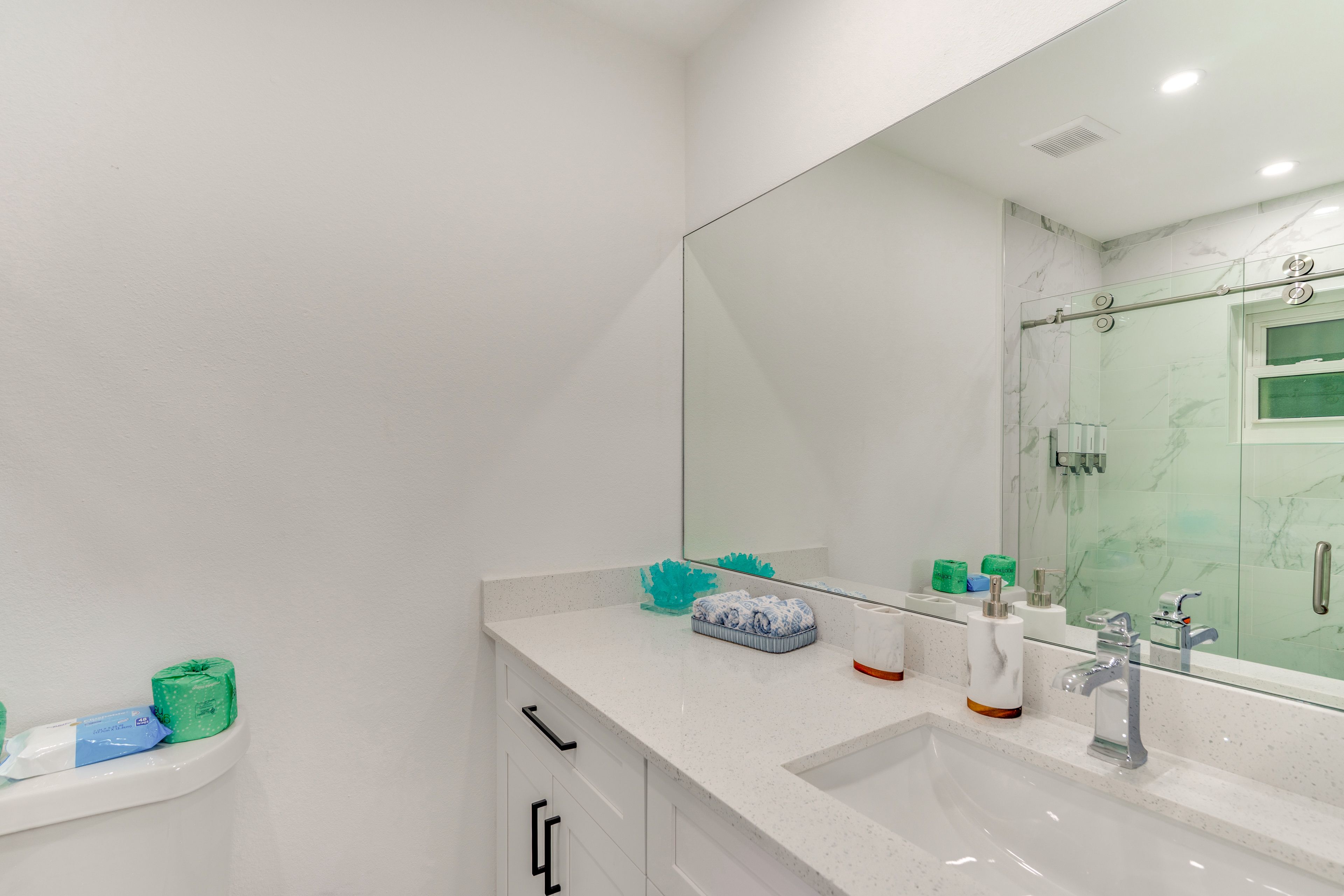 Full Bathroom | Towels Provided