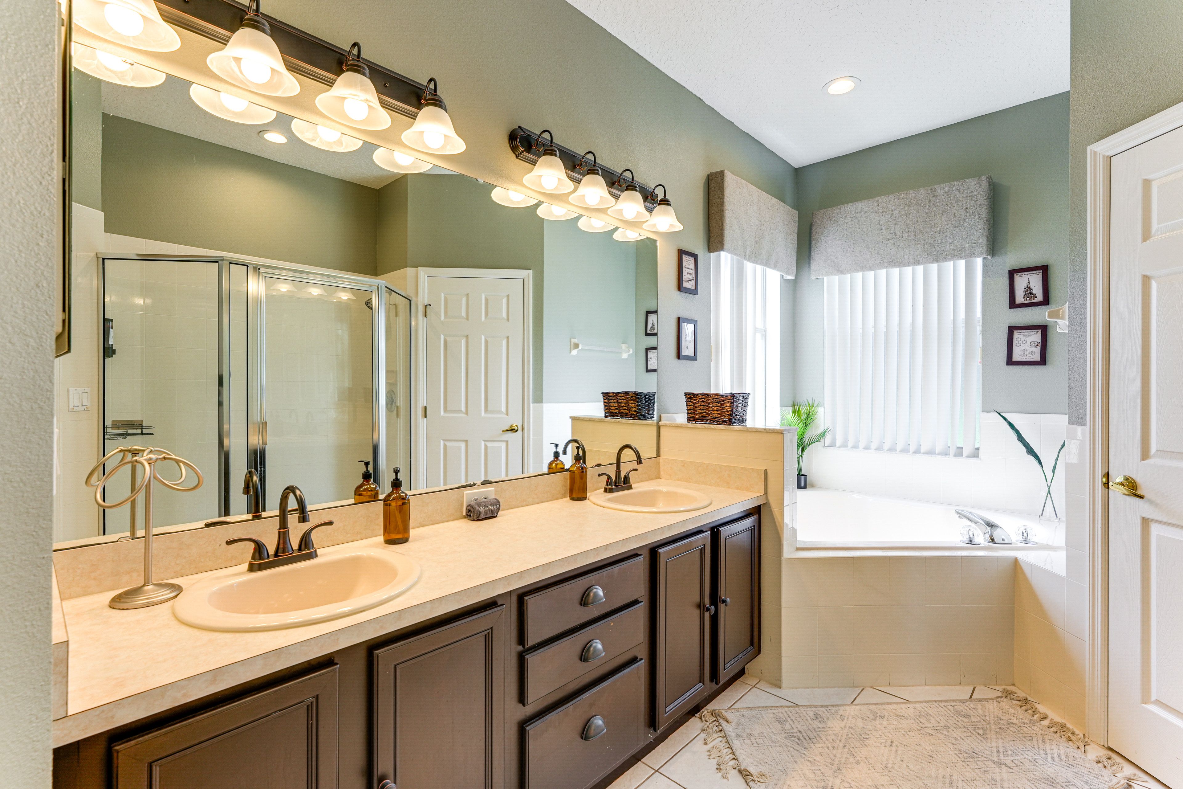 En-Suite Bathroom | Towels Provided