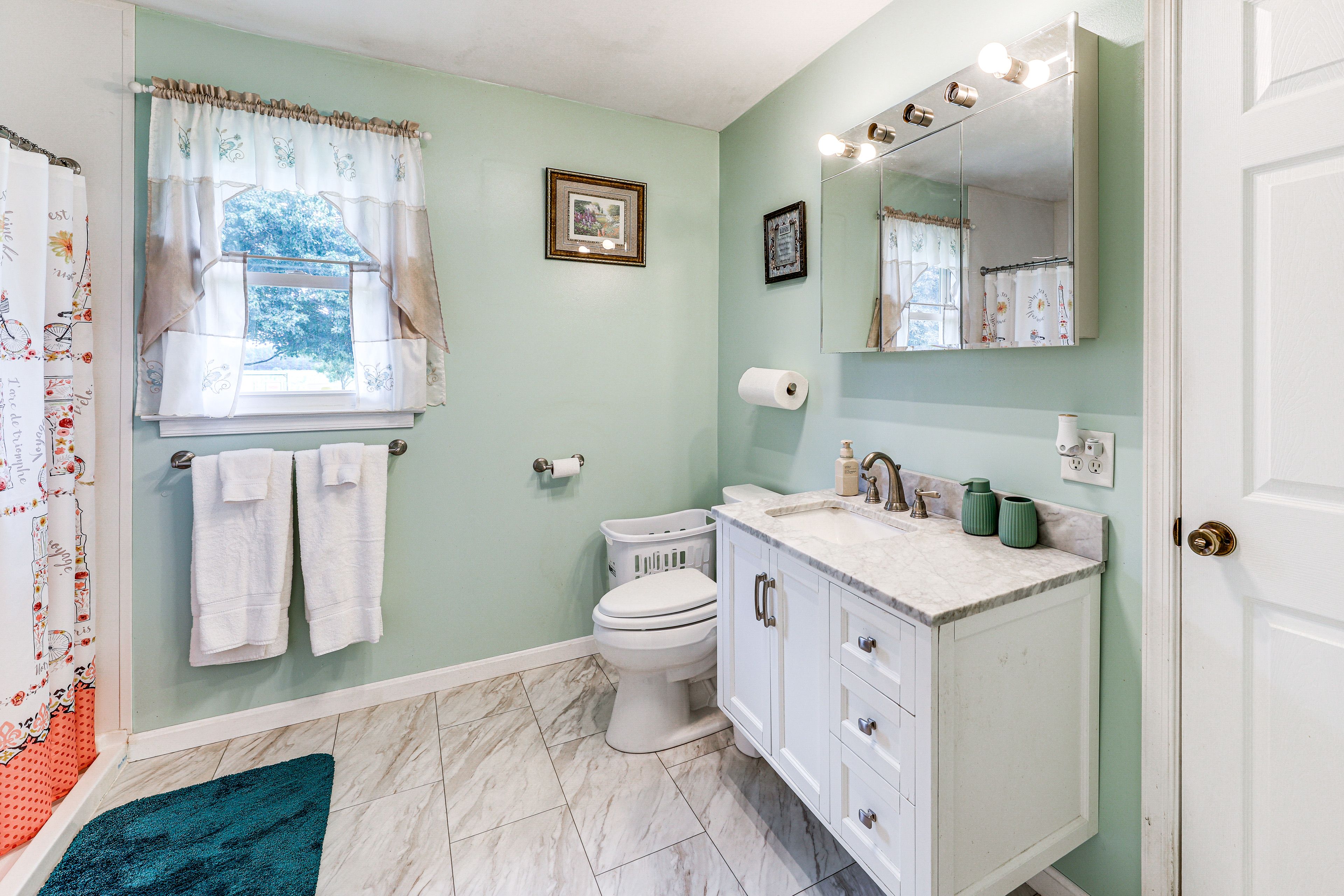 Full Bathroom | Towels Provided | Complimentary Toiletries
