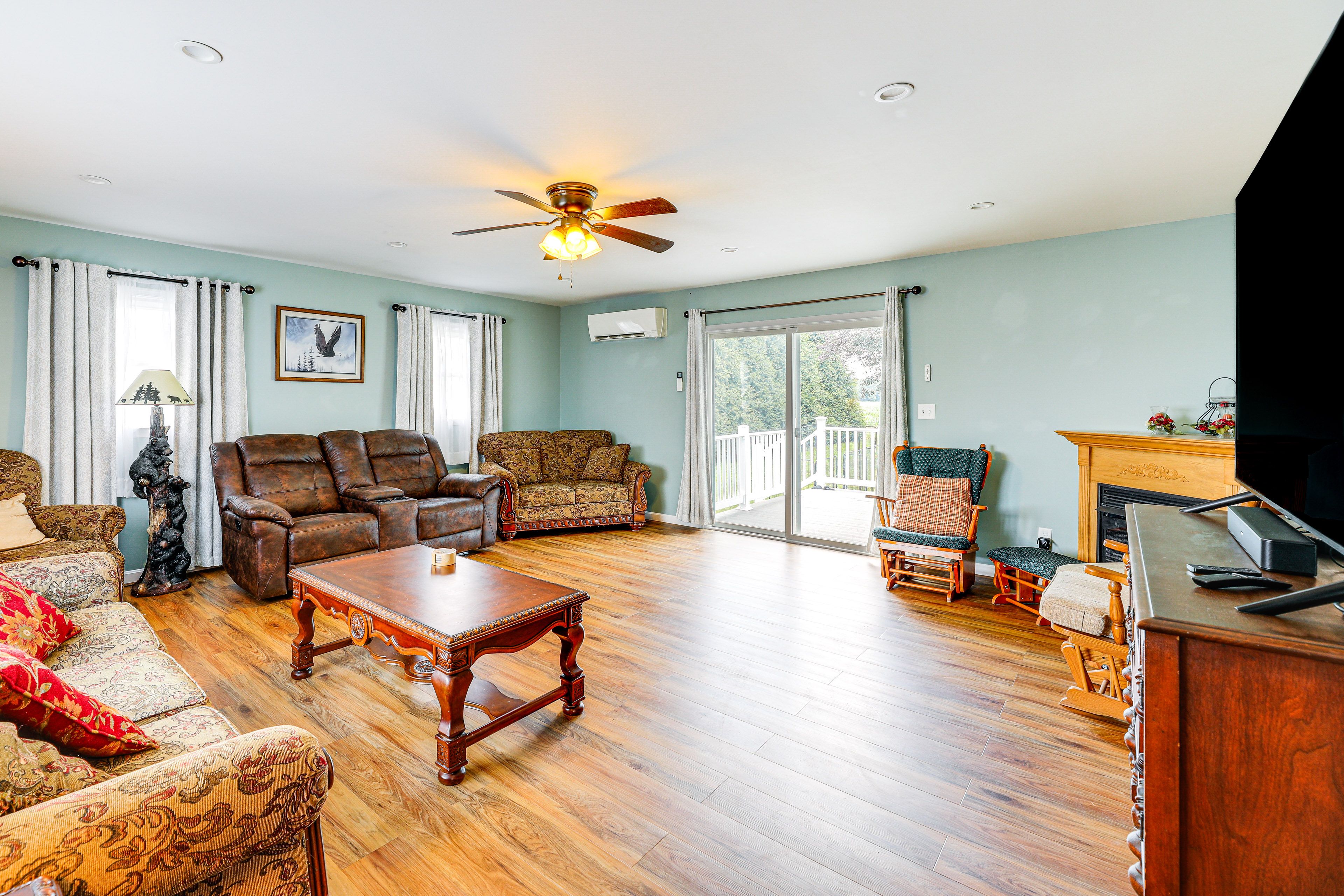 Living Room | Smart TV | Fireplace | Books/Board Games