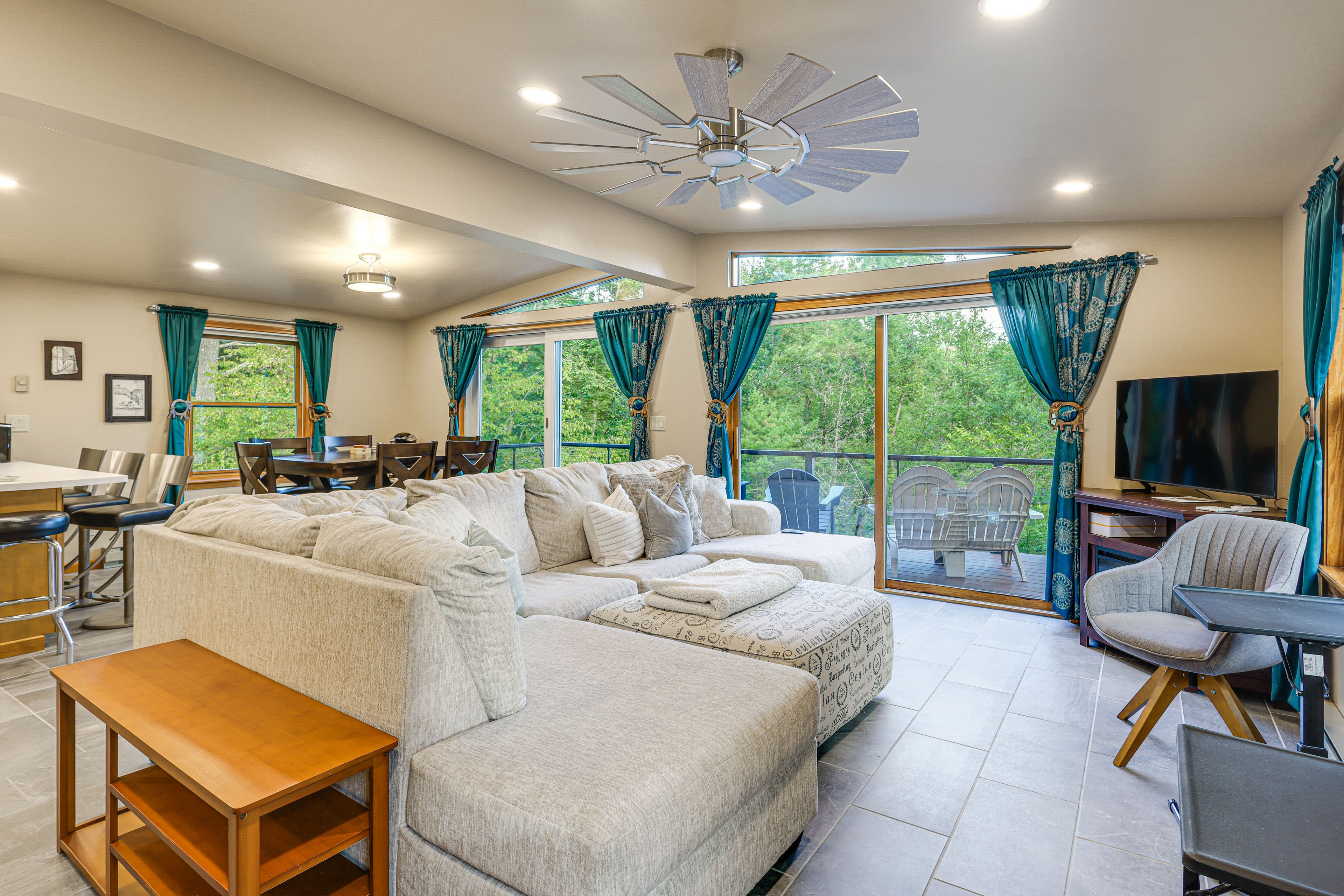 Living Room | Smart TV | Free WiFi | Main Level