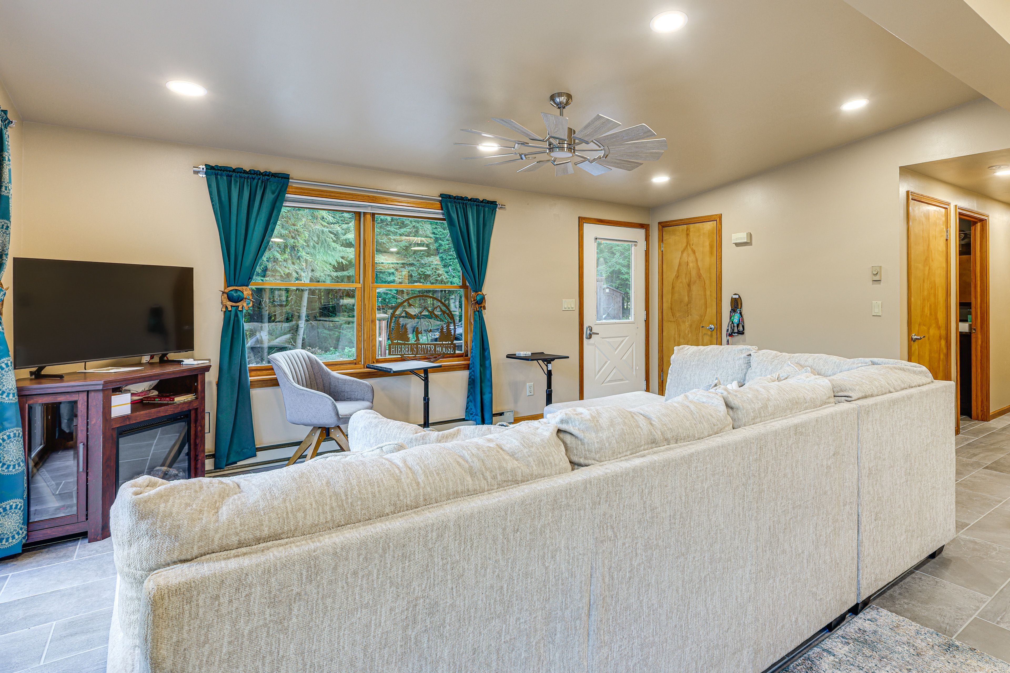 Living Room | Smart TV | Free WiFi | Main Level